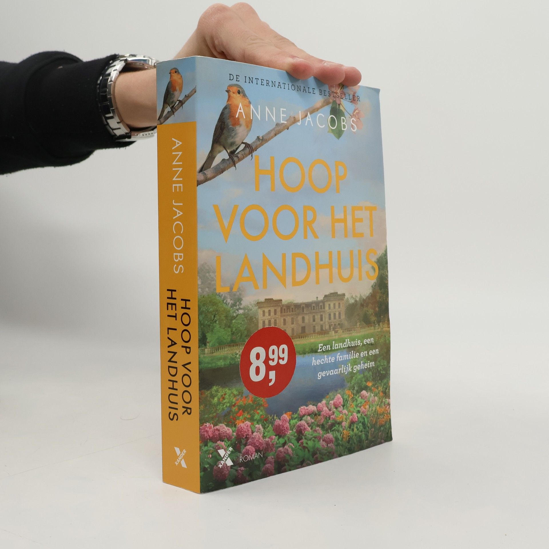 Anne Jacobs Hoop voor het landhuis