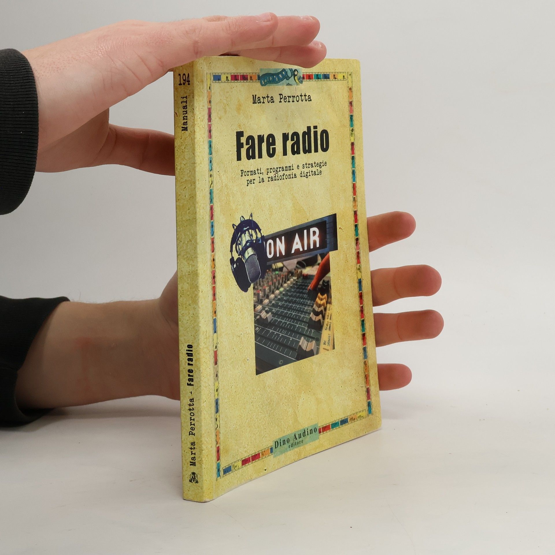 Marta Perrotta Fare radio. Formati, programmi e strategie per la radiofonia digitale