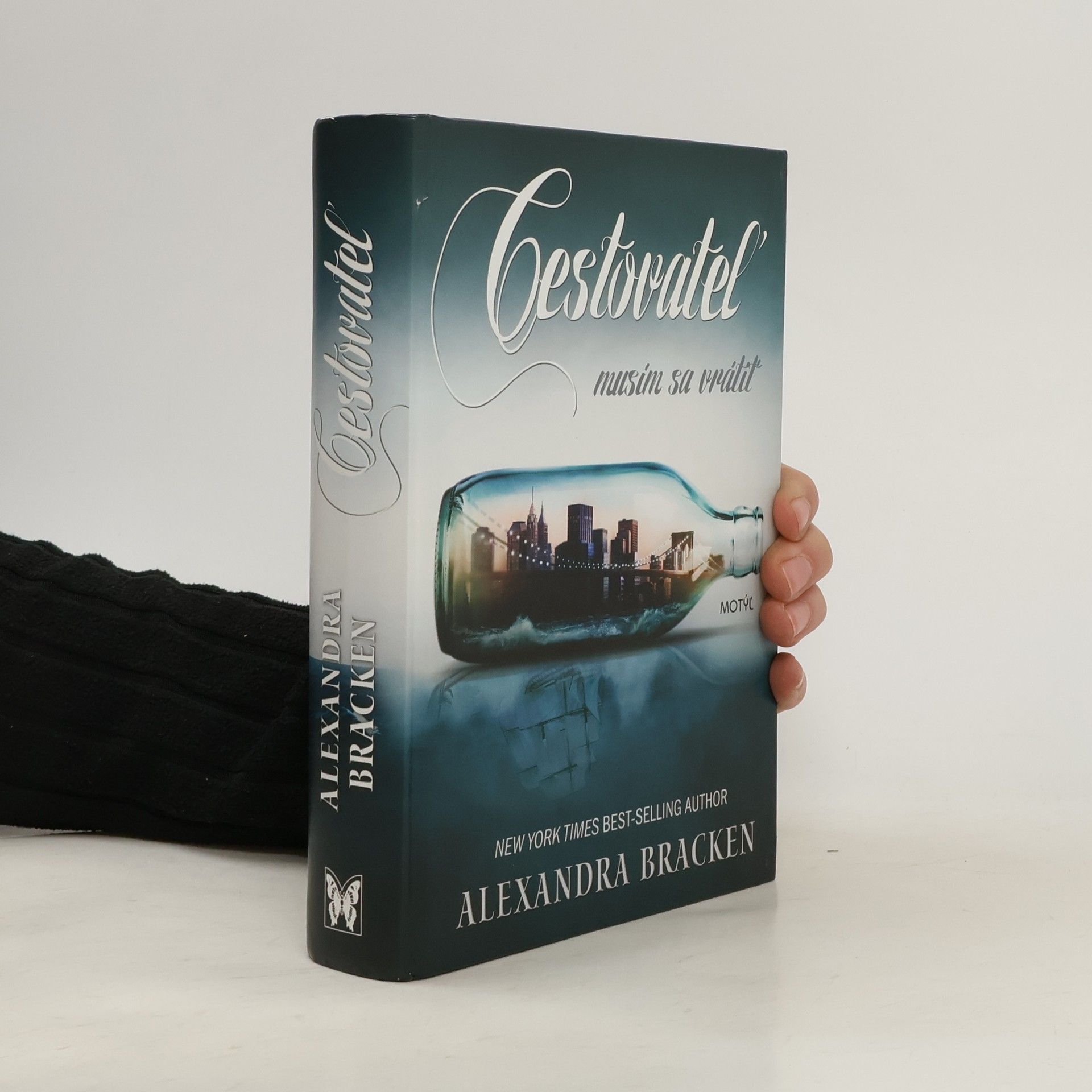 Alexandra Bracken Cestovateľ