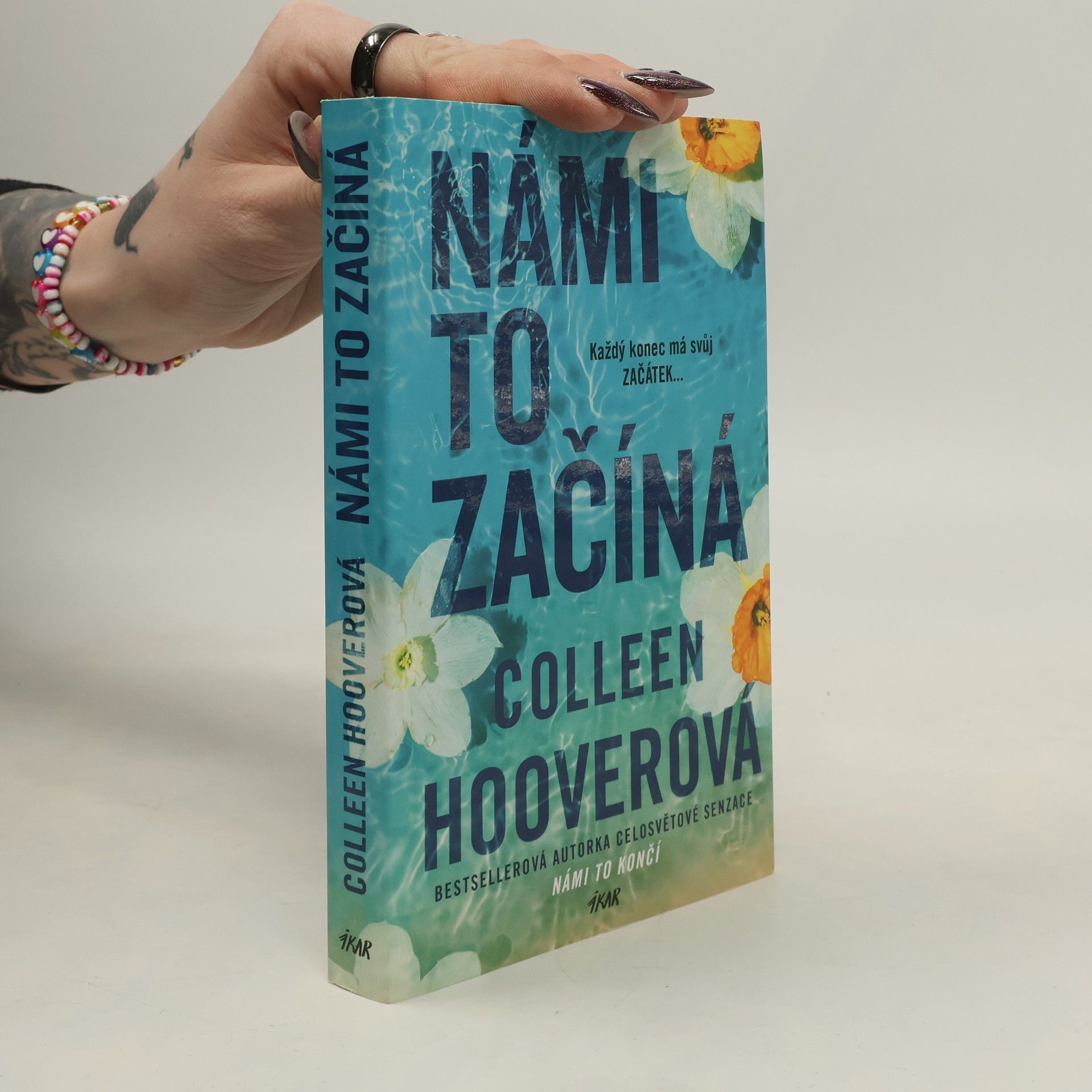 Colleen Hoover Námi to začíná