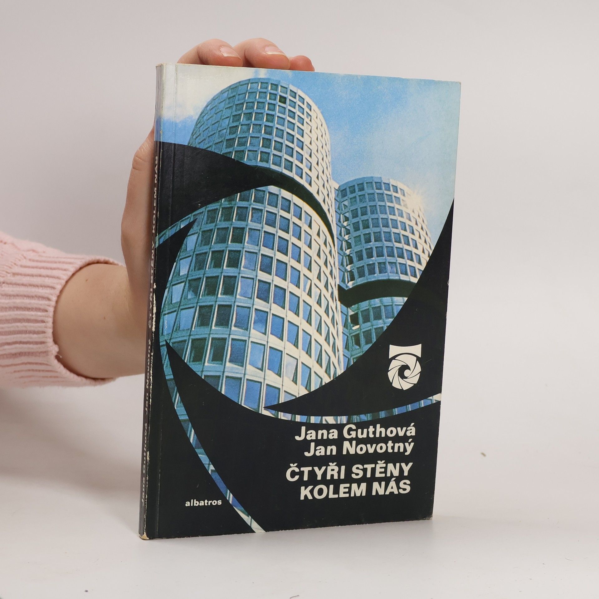 Jana Guth Čtyři stěny kolem nás