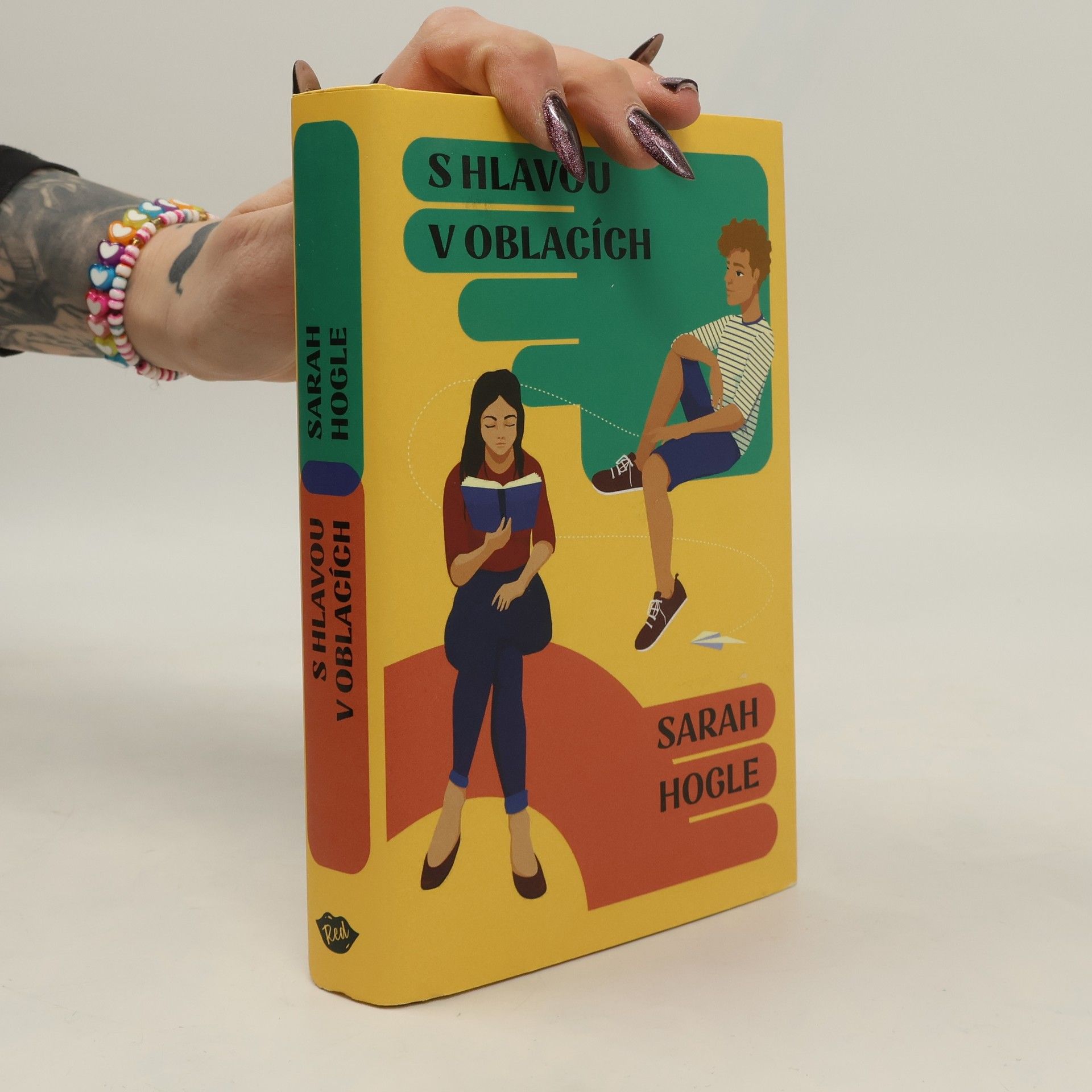 Sarah Hogle S hlavou v oblacích