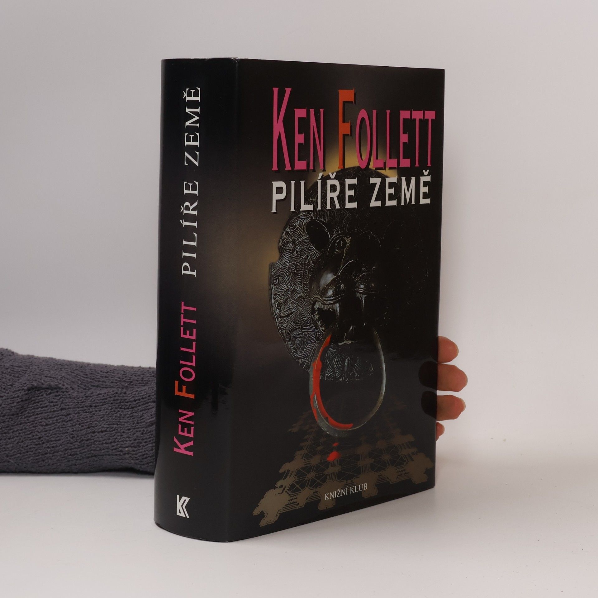 Ken Follett Pilíře země