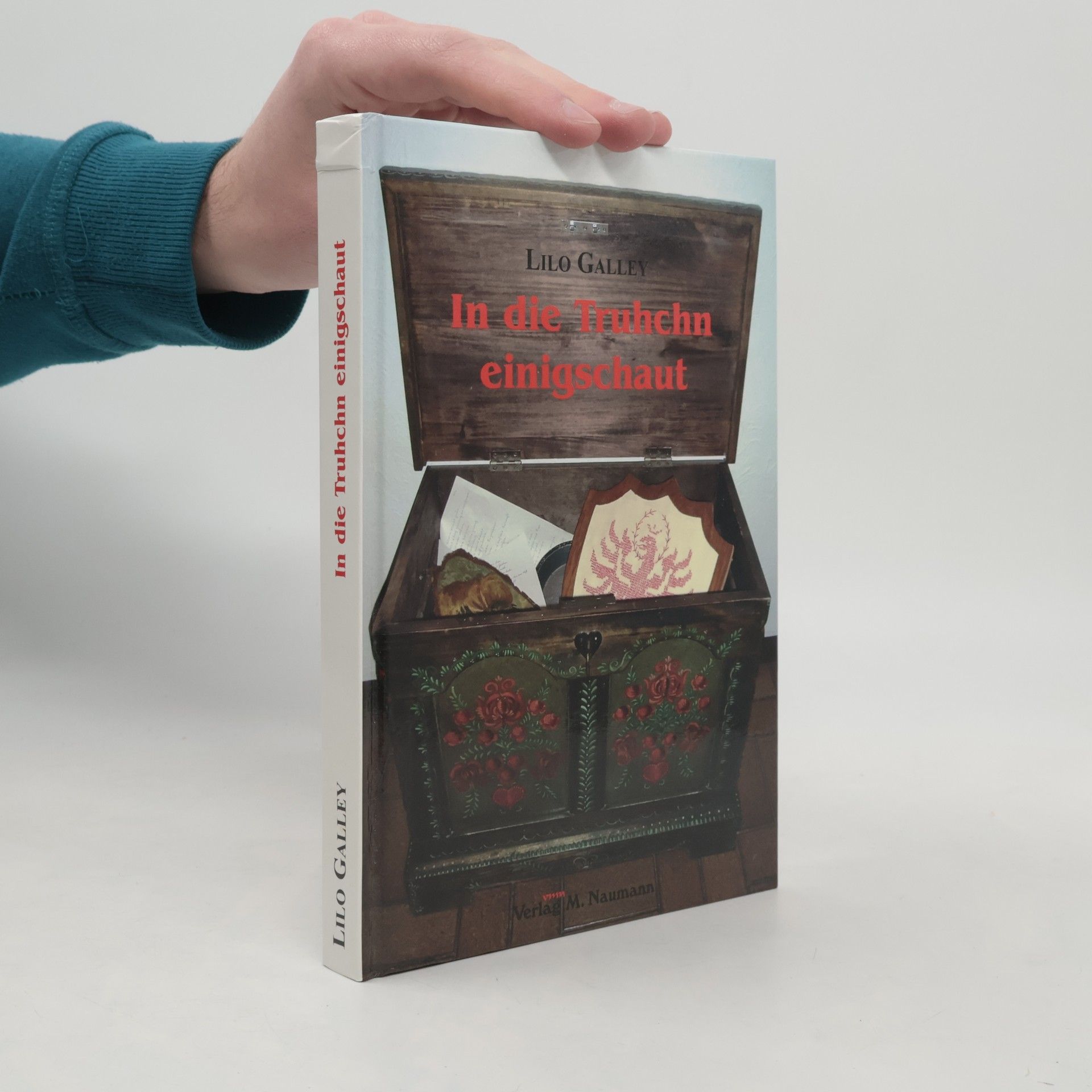 Lilo Galley In die Truhchn einigschaut