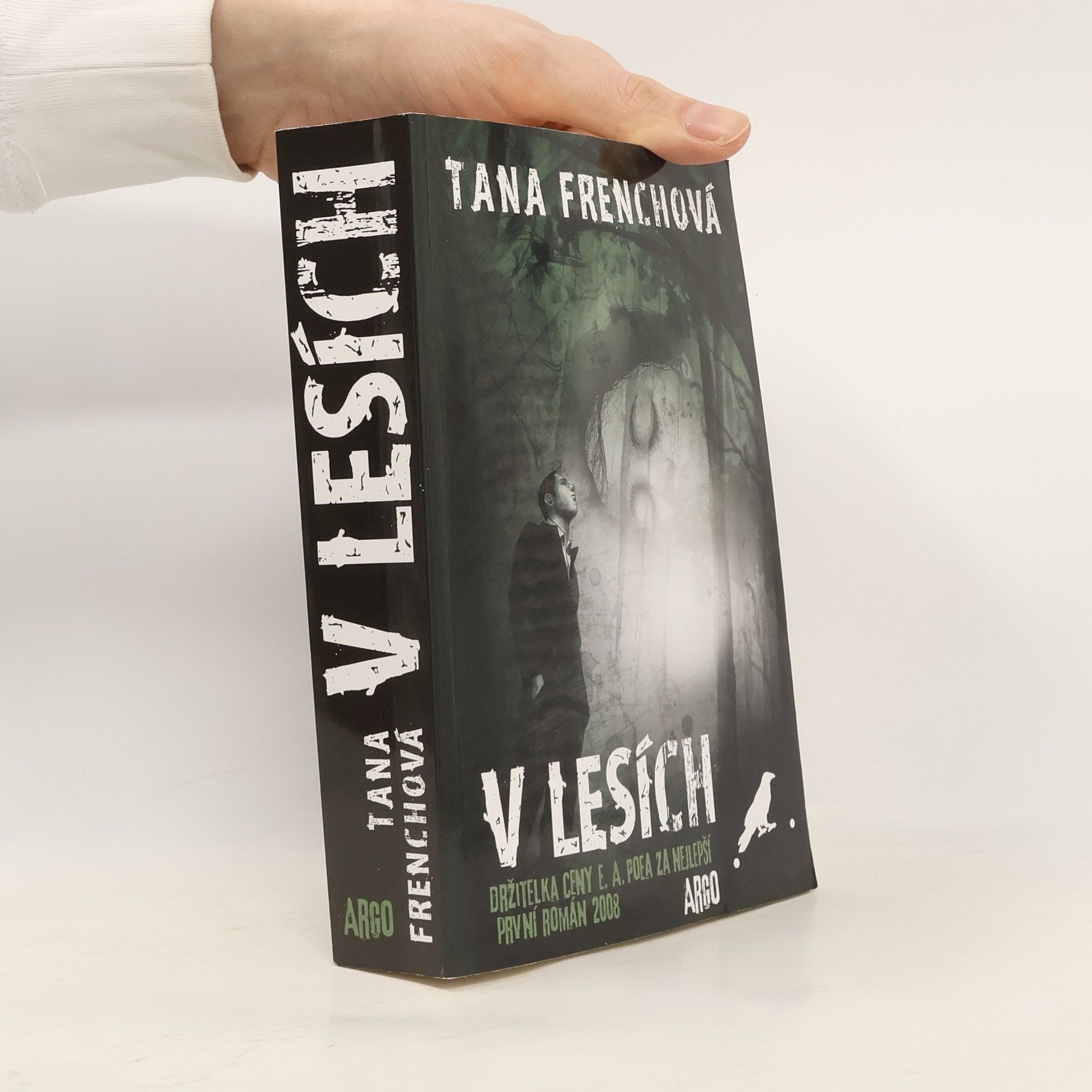 Tana French V lesích