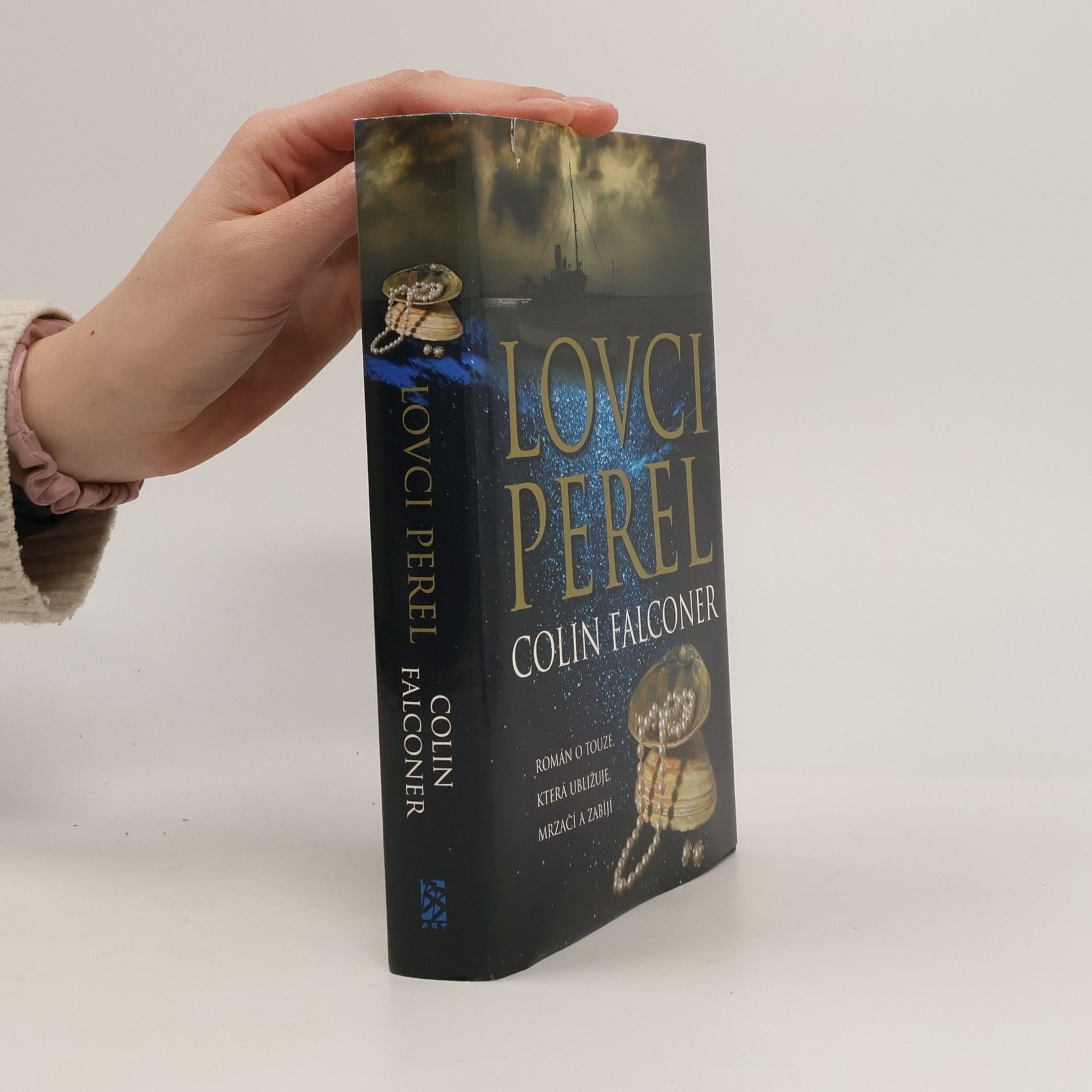 Colin Falconer Lovci perel