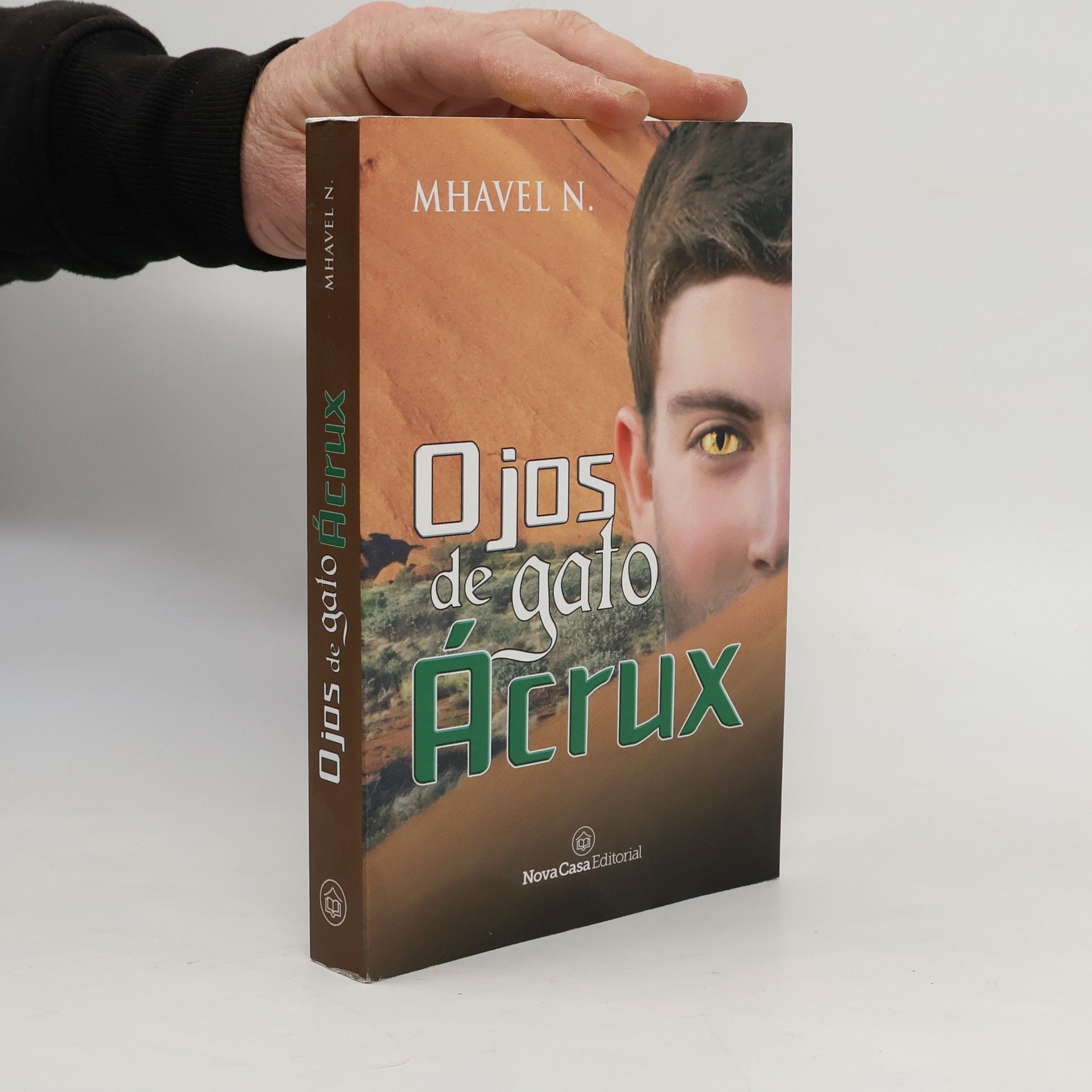 Mhavel Zuheym Naveda Cachay Ojos de gato Ácrux