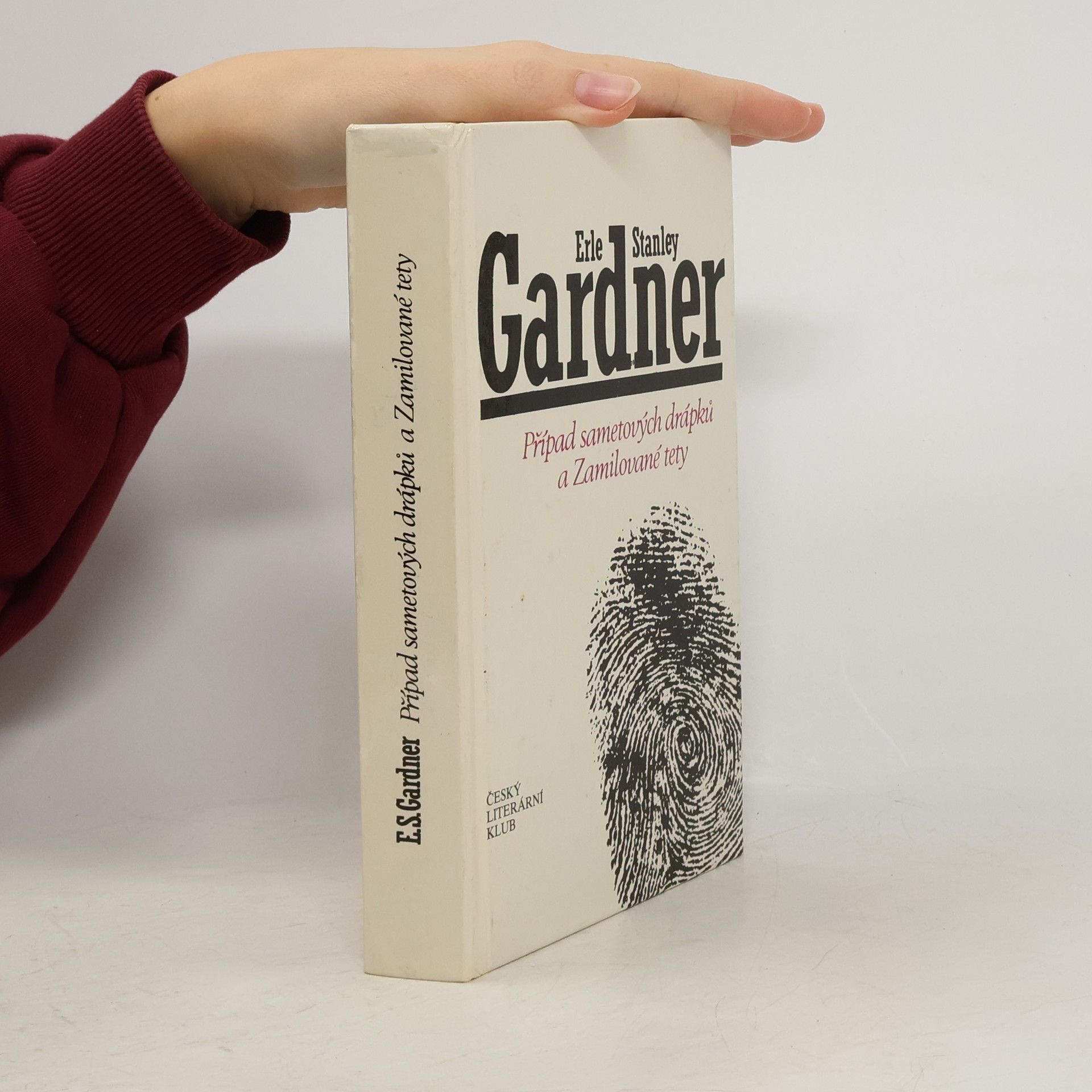 Erle Stanley Gardner Případ sametových drápků a Zamilované tety
