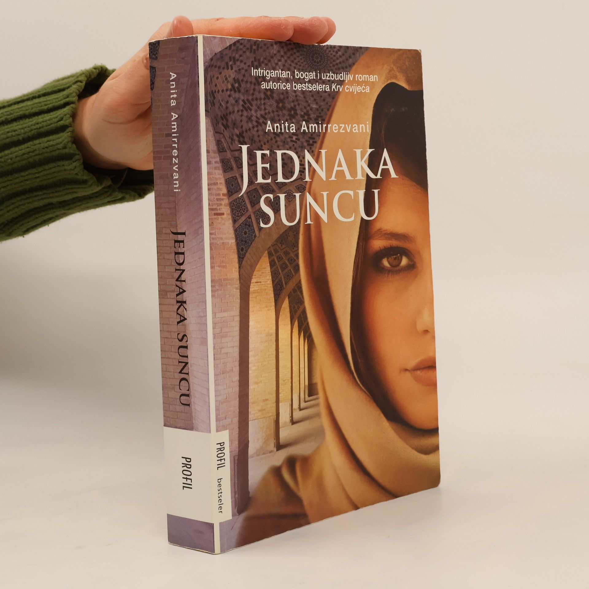 Anita Amirrezvani Jednaka suncu