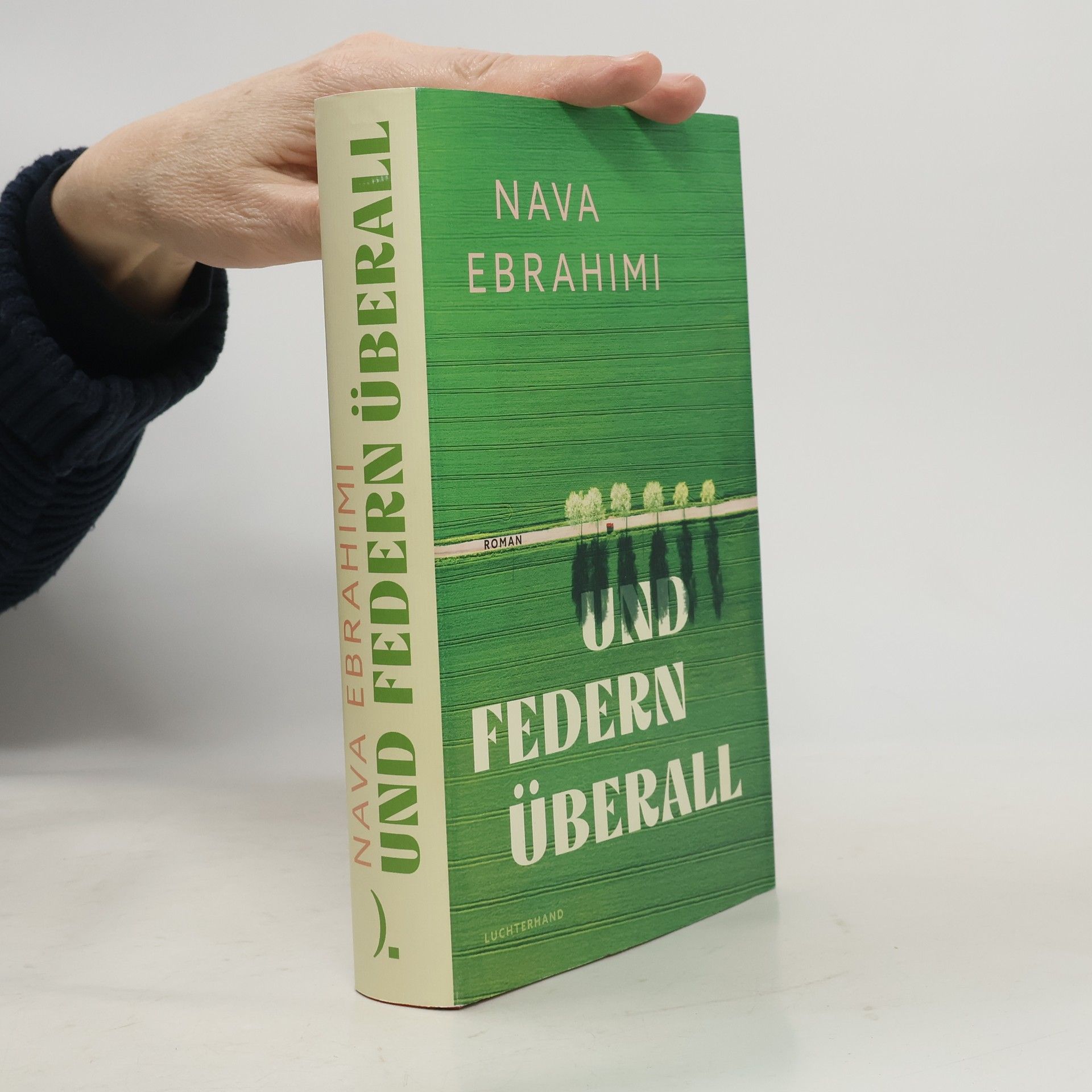 Nava Ebrahimi Und Federn überall