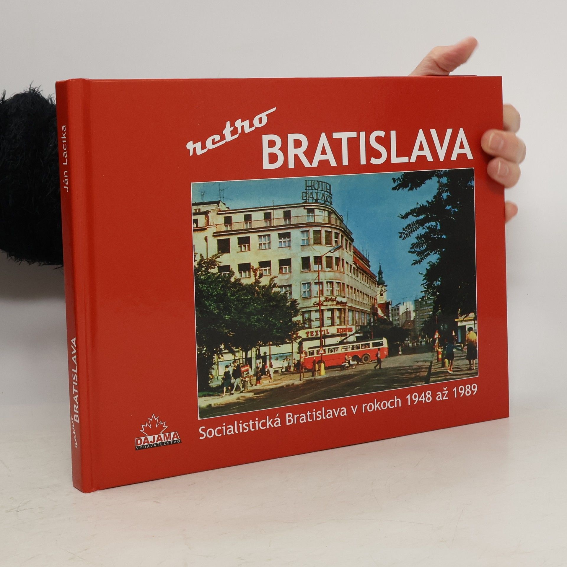 Rebecca Stephens Bratislava - retro socialistická Bratislava v rokoch 1948-1989