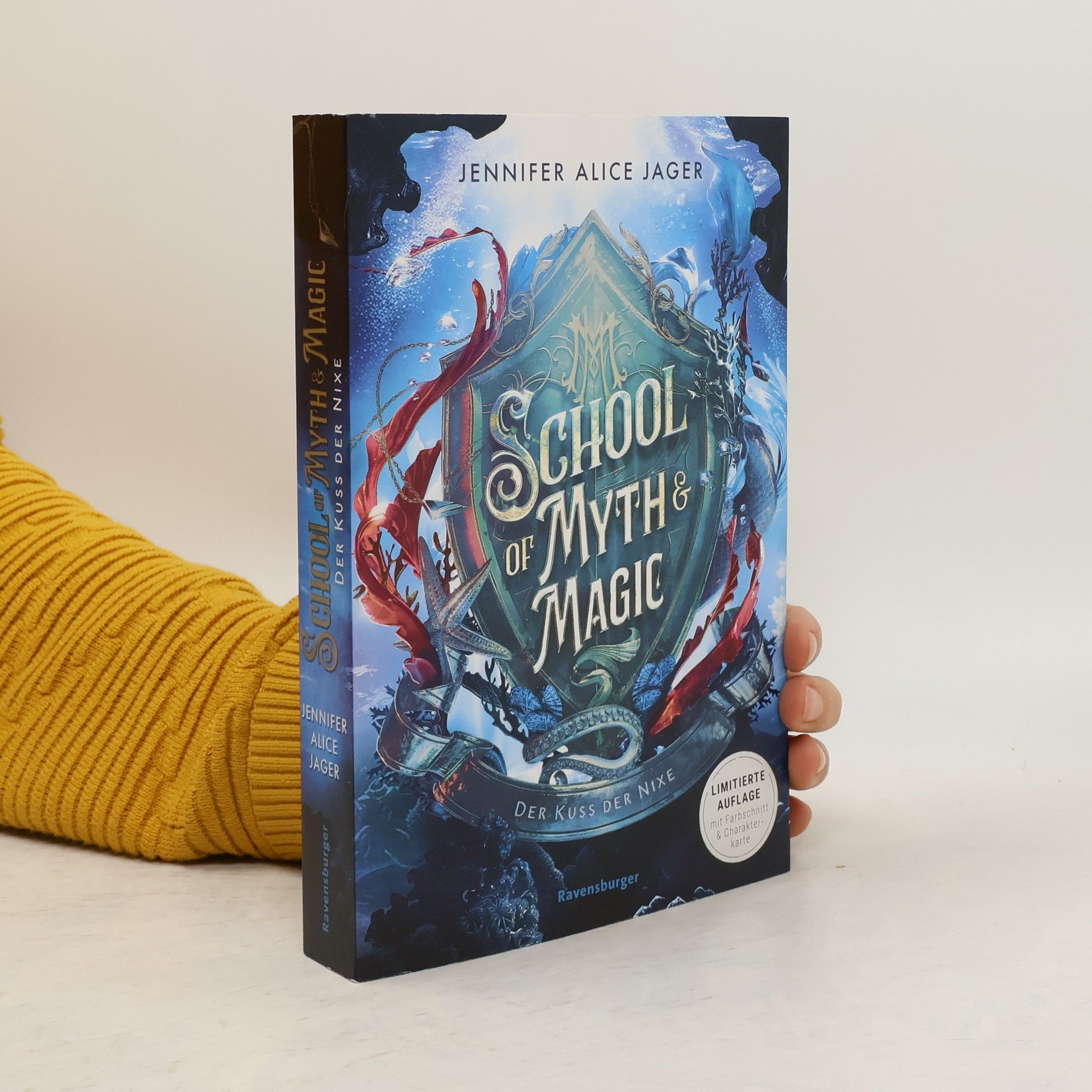 Jennifer Alice Jager School of Myth & Magic, Band 1: Der Kuss der Nixe (Limitierte Auflage mit Farbschnitt und Charakterkarte)