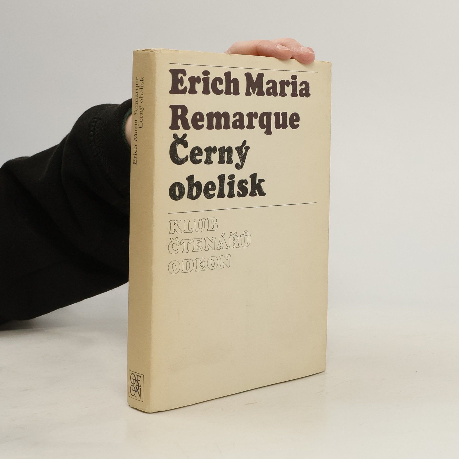 Erich Maria Remarque Černý obelisk