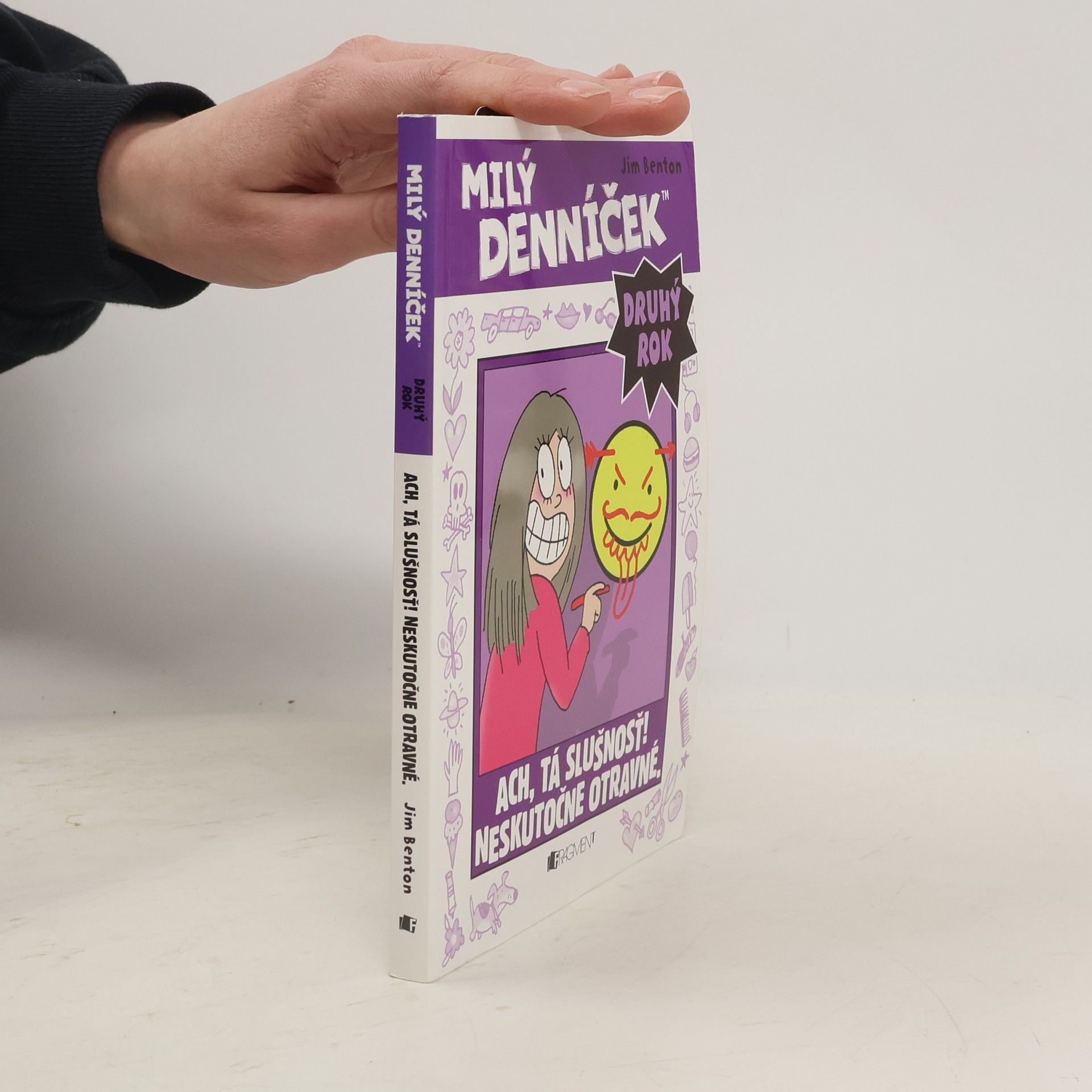 Milý denníček. Druhý rok. Ach, tá slušnosť! Neskutočne otravné.