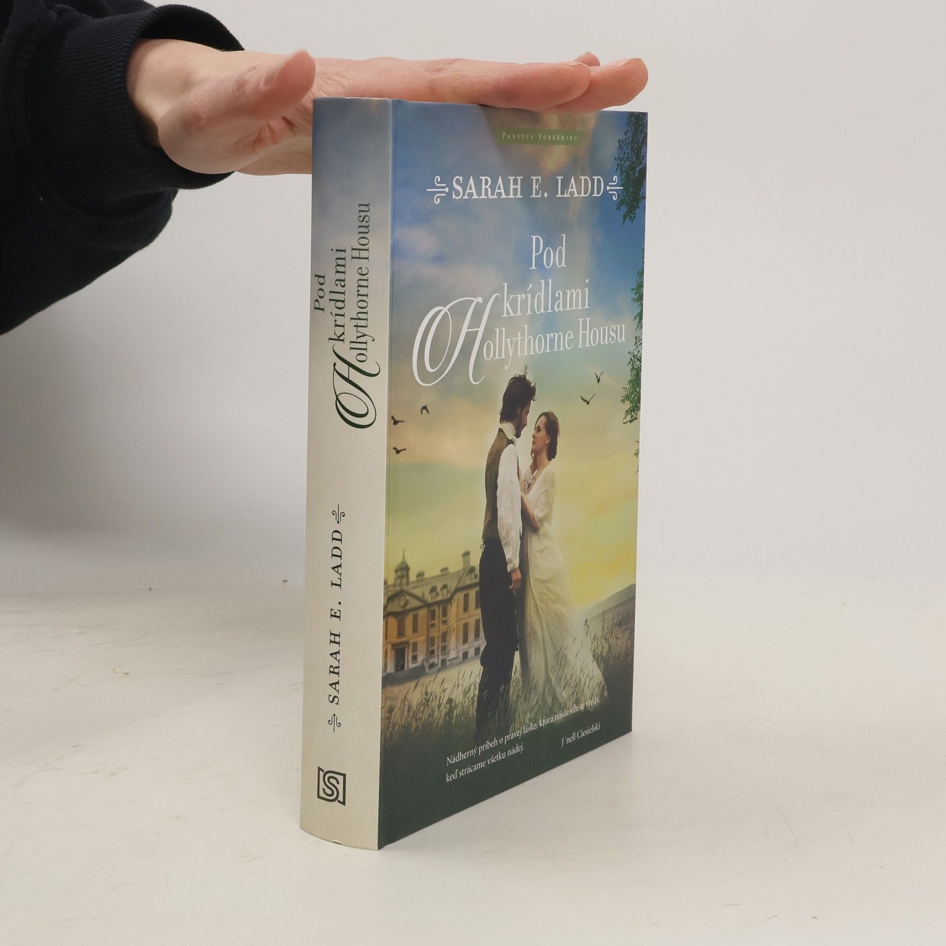 Pod krídlami Hollythorne House