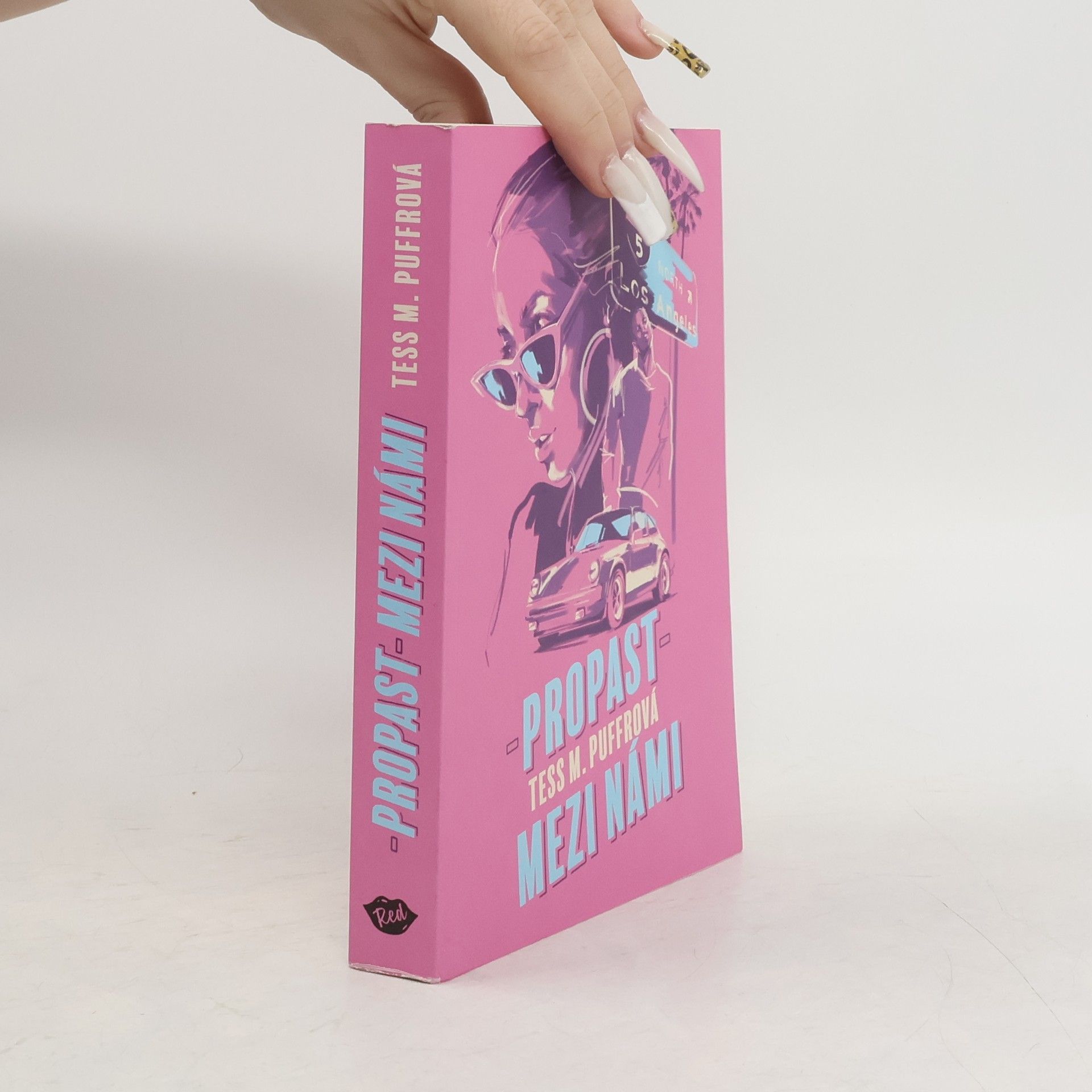 Tess M. Puffrová Propast mezi námi