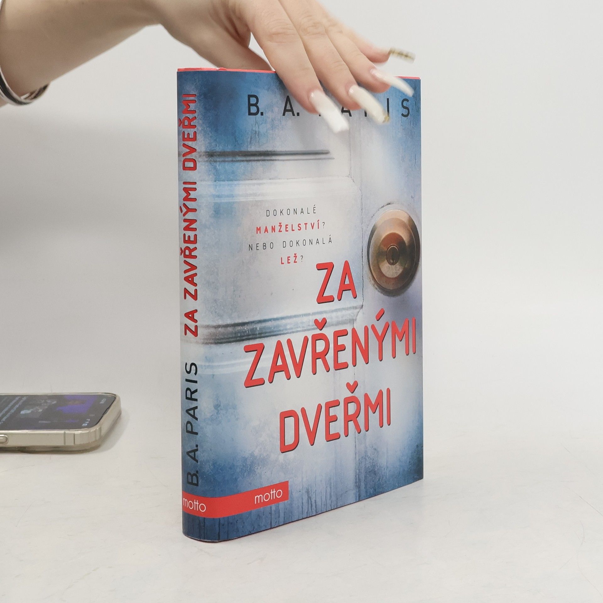 B.A. Paris Za zavřenými dveřmi