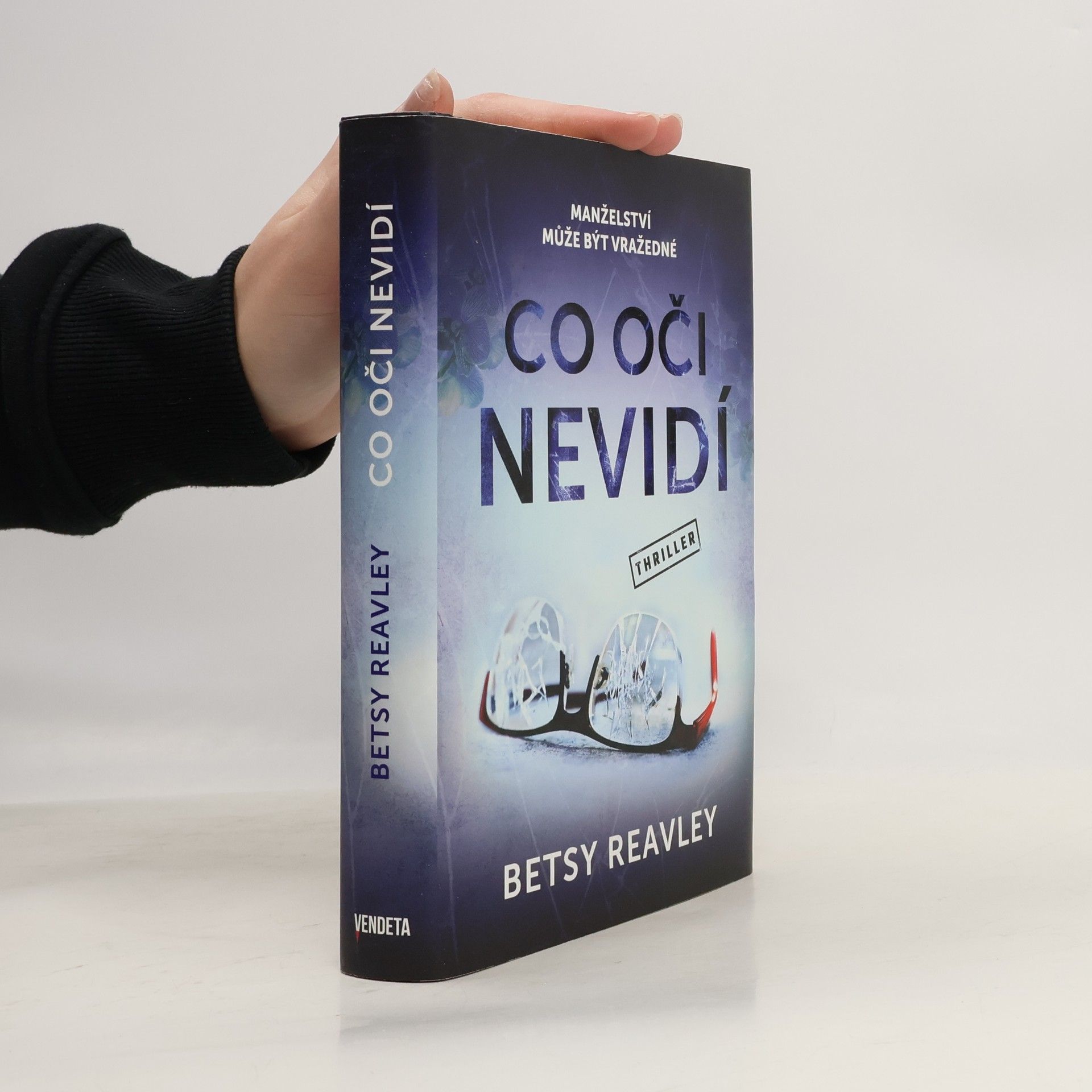 Betsy Reavley Co oči nevidí