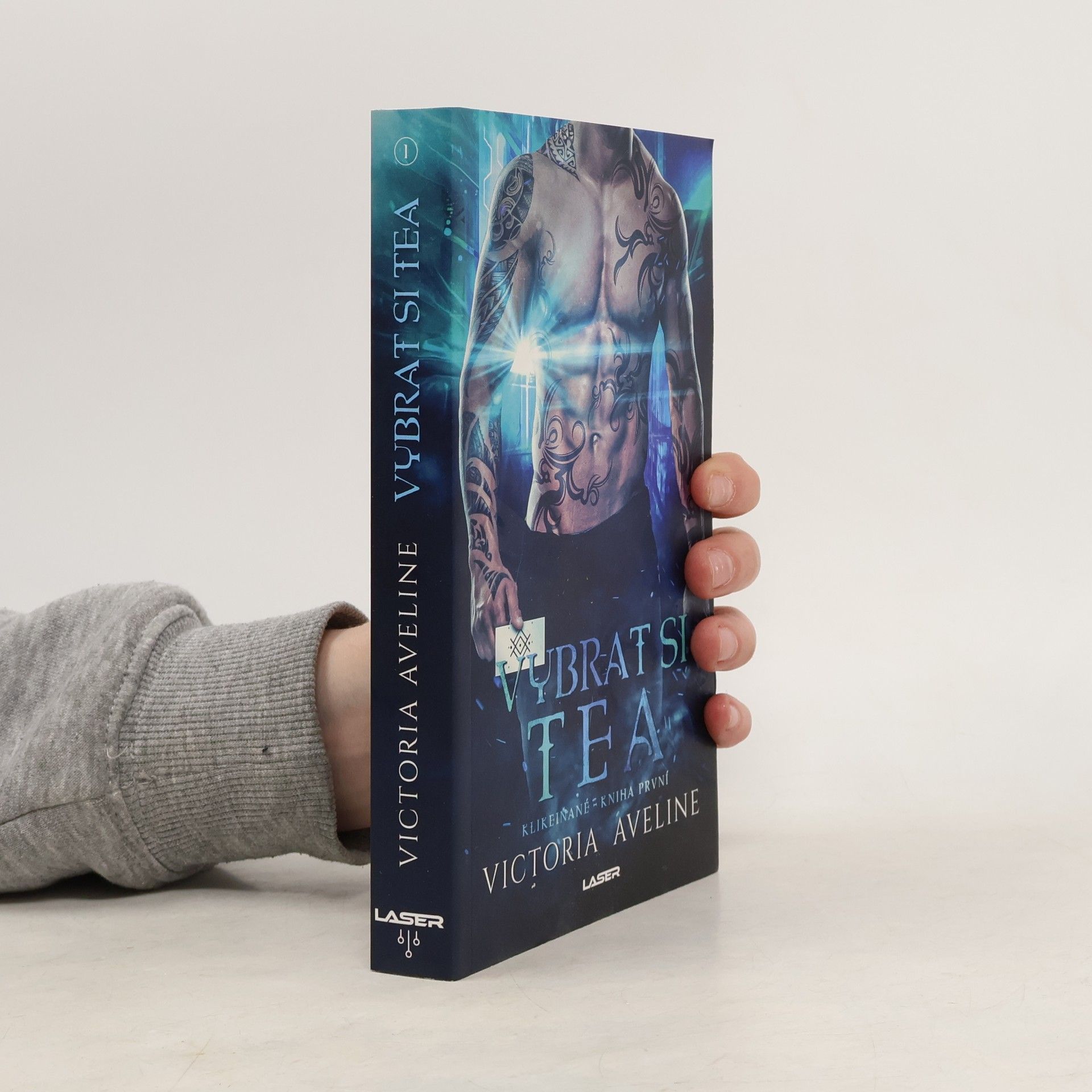 Victoria Aveline Vybrat si Thea