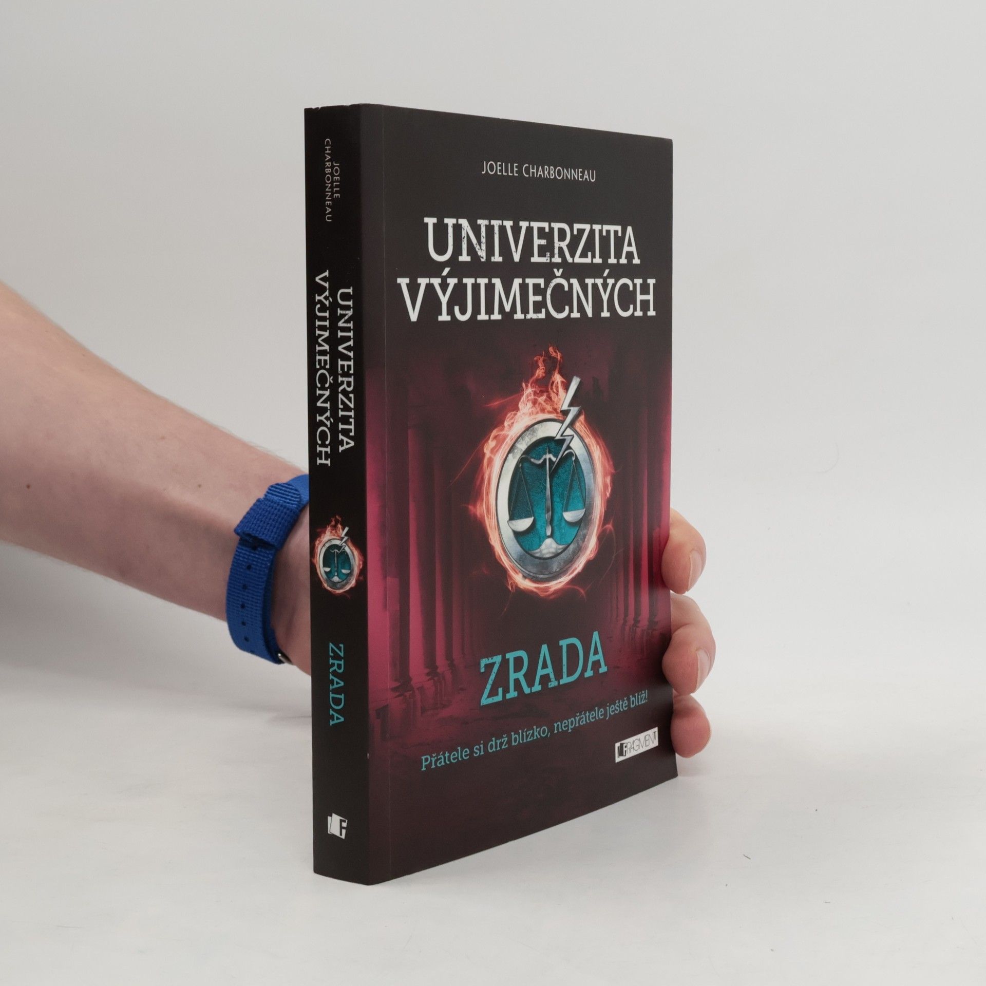 Joelle Charbonneau Univerzita výjimečných. Zrada