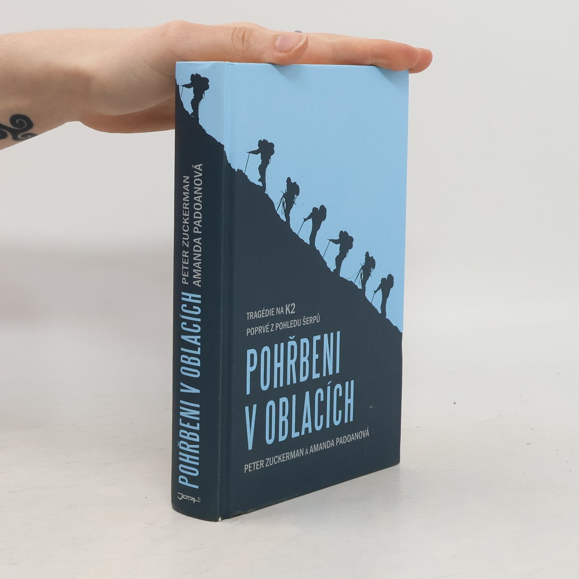 Peter Zuckerman Pohřbeni v oblacích. Tragédie na K2 poprvé z pohledu šerpů