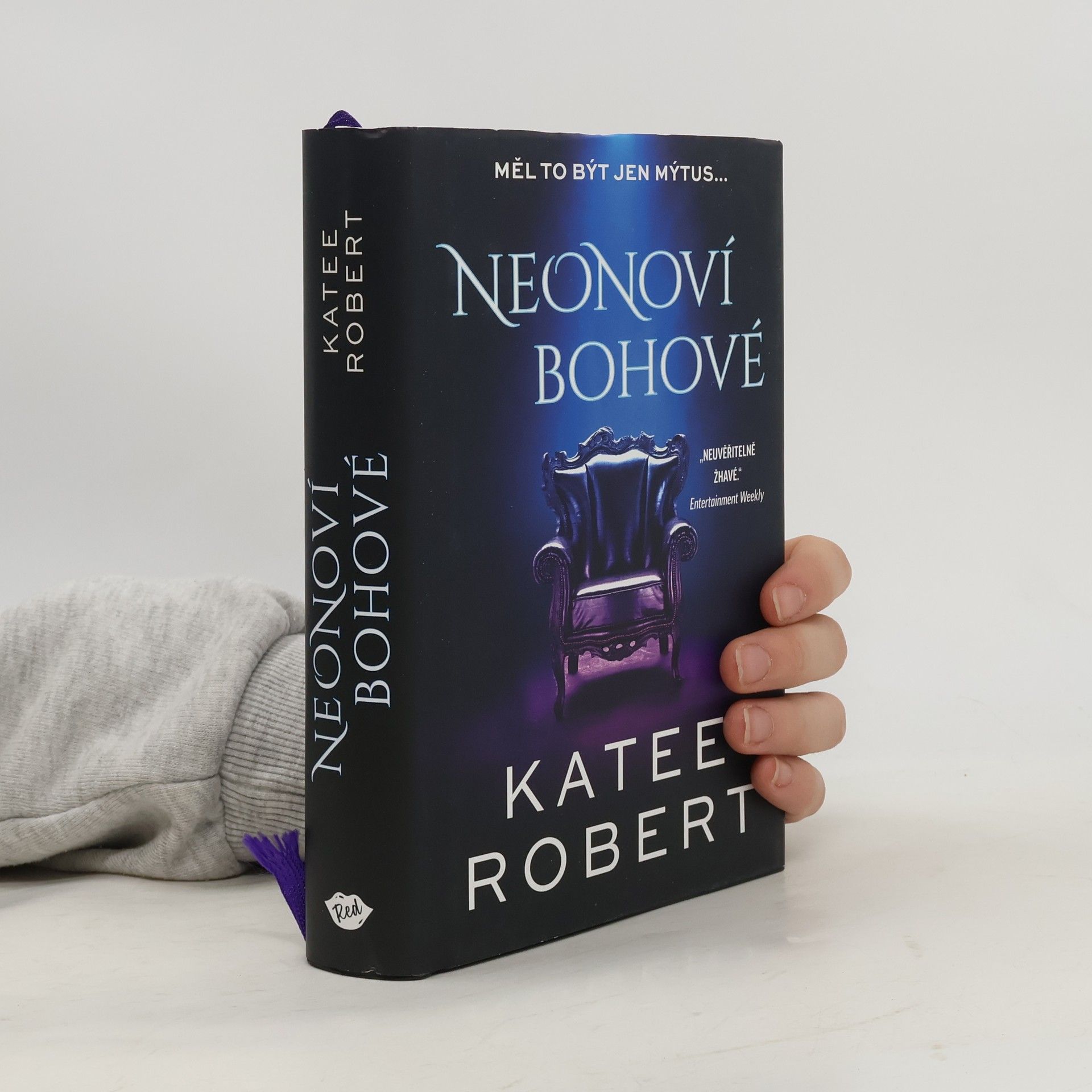 Katee Robert Neonoví bohové