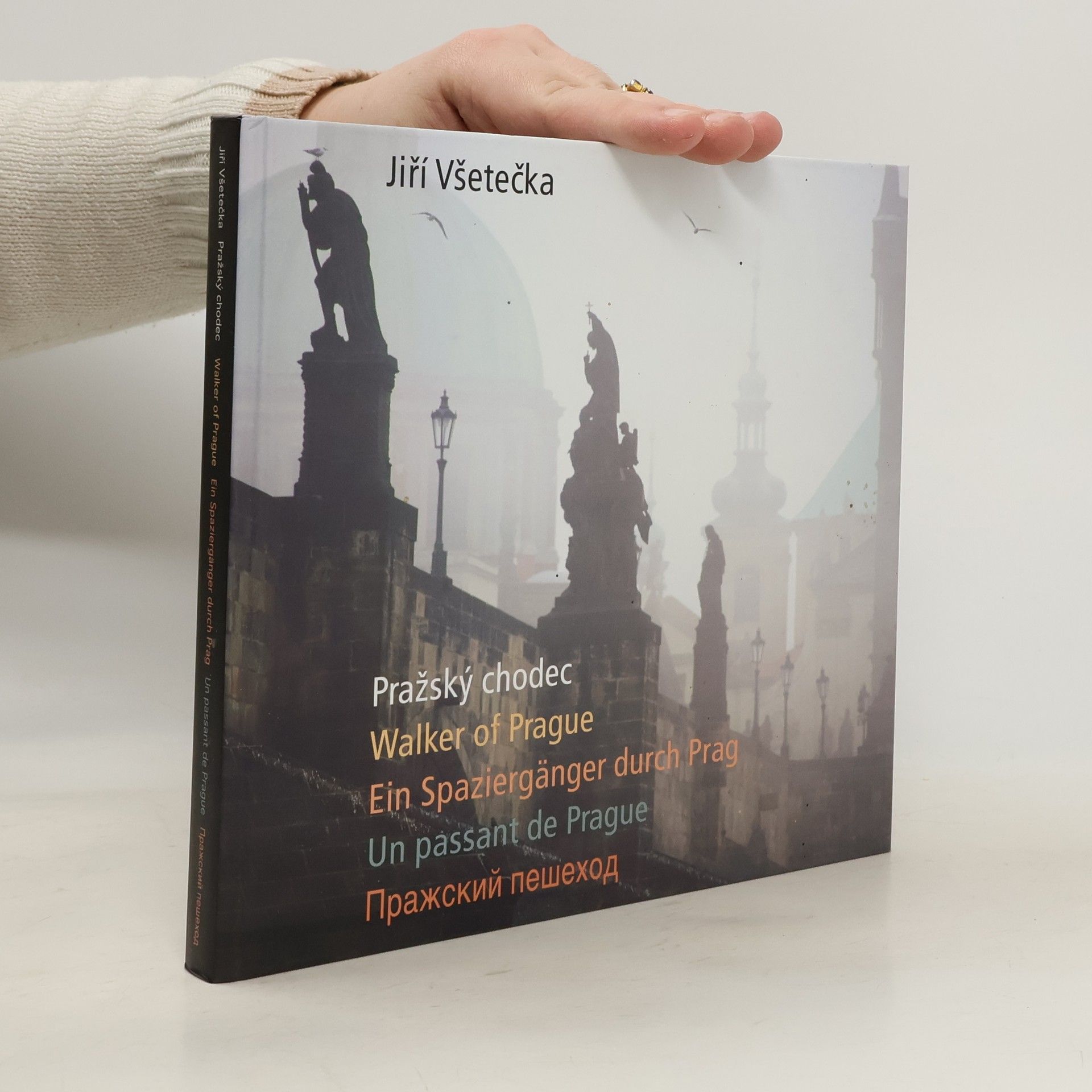 Jiří Všetečka Pražský chodec. Walker of Prague. Ein Spaziergänger durch Prag. Un passant de Prague