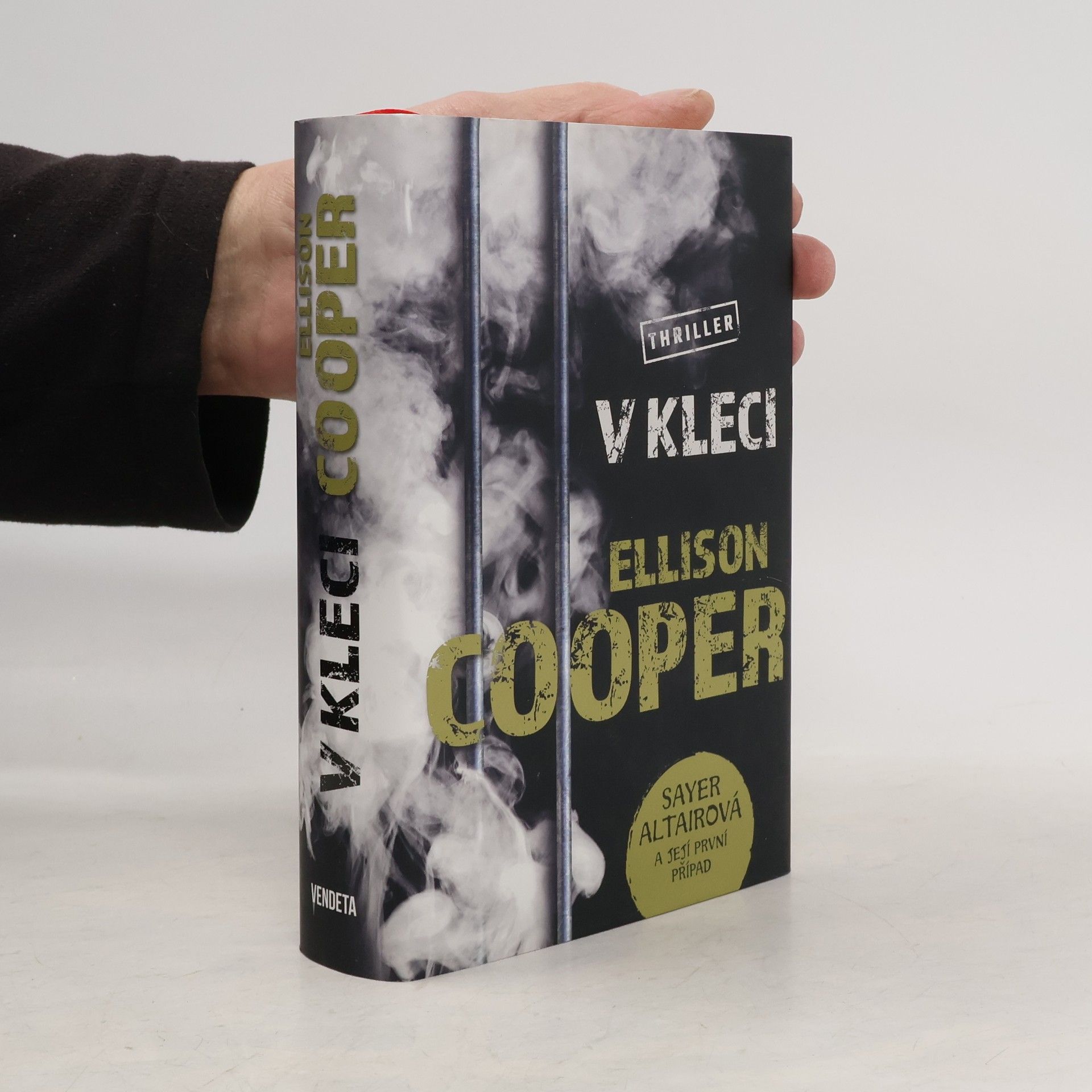 Ellison Cooper V kleci