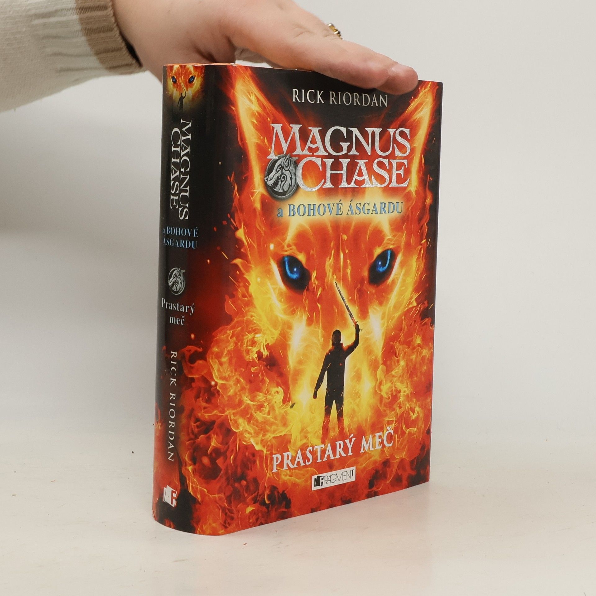 Rick Riordan Magnus Chase a bohové Ásgardu. Prastarý meč