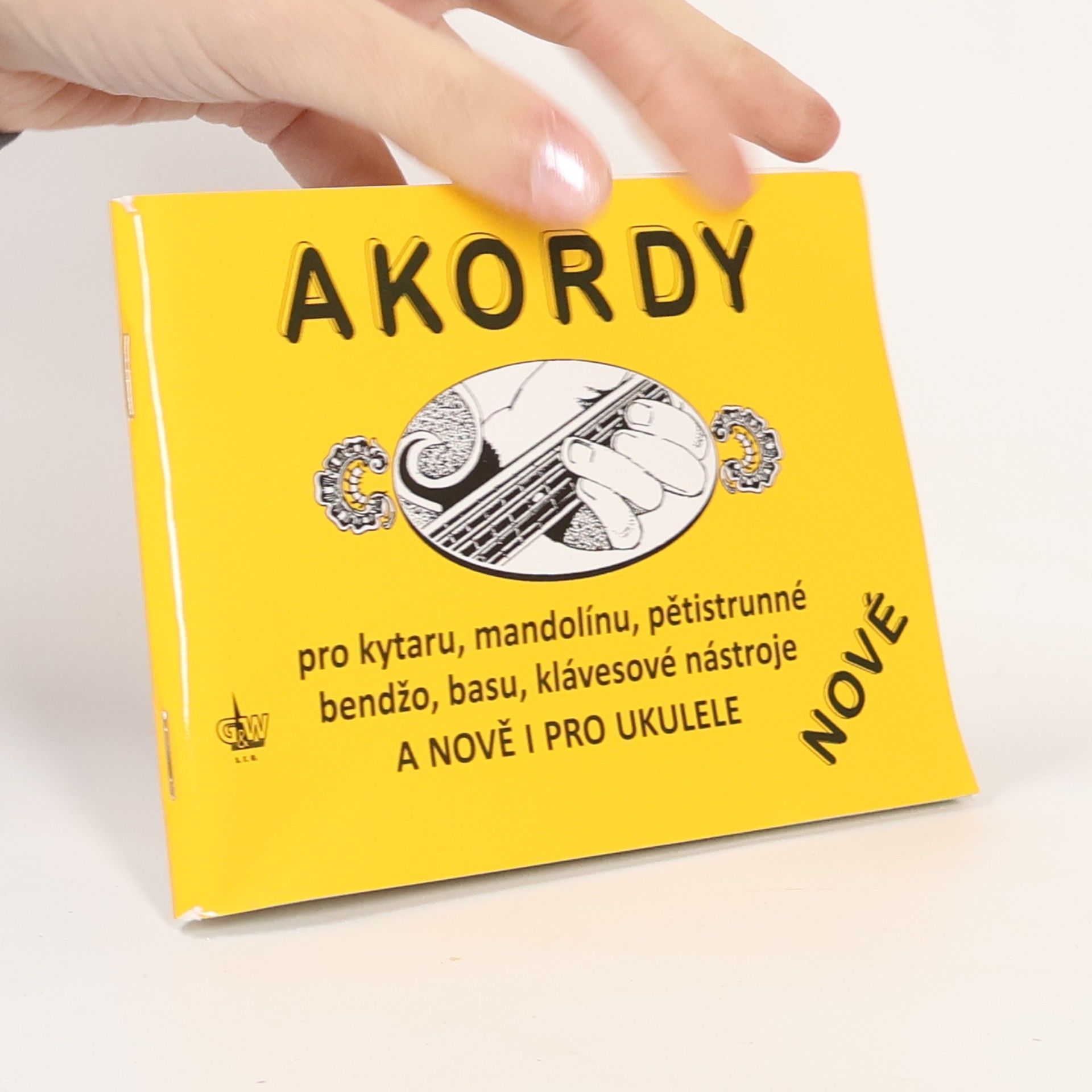Jiří Macek Akordy pro kytaru, mandolínu, pětistrunné bendžo, basu, klávesové nástroje a nově i pro ukulele : nové Akordy
