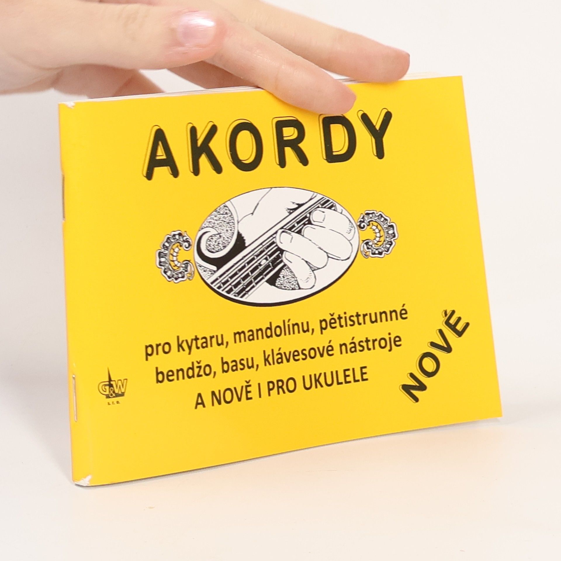 Jiří Macek Akordy pro kytaru, mandolínu, pětistrunné bendžo, basu, klávesové nástroje a nově i pro ukulele : nové Akordy