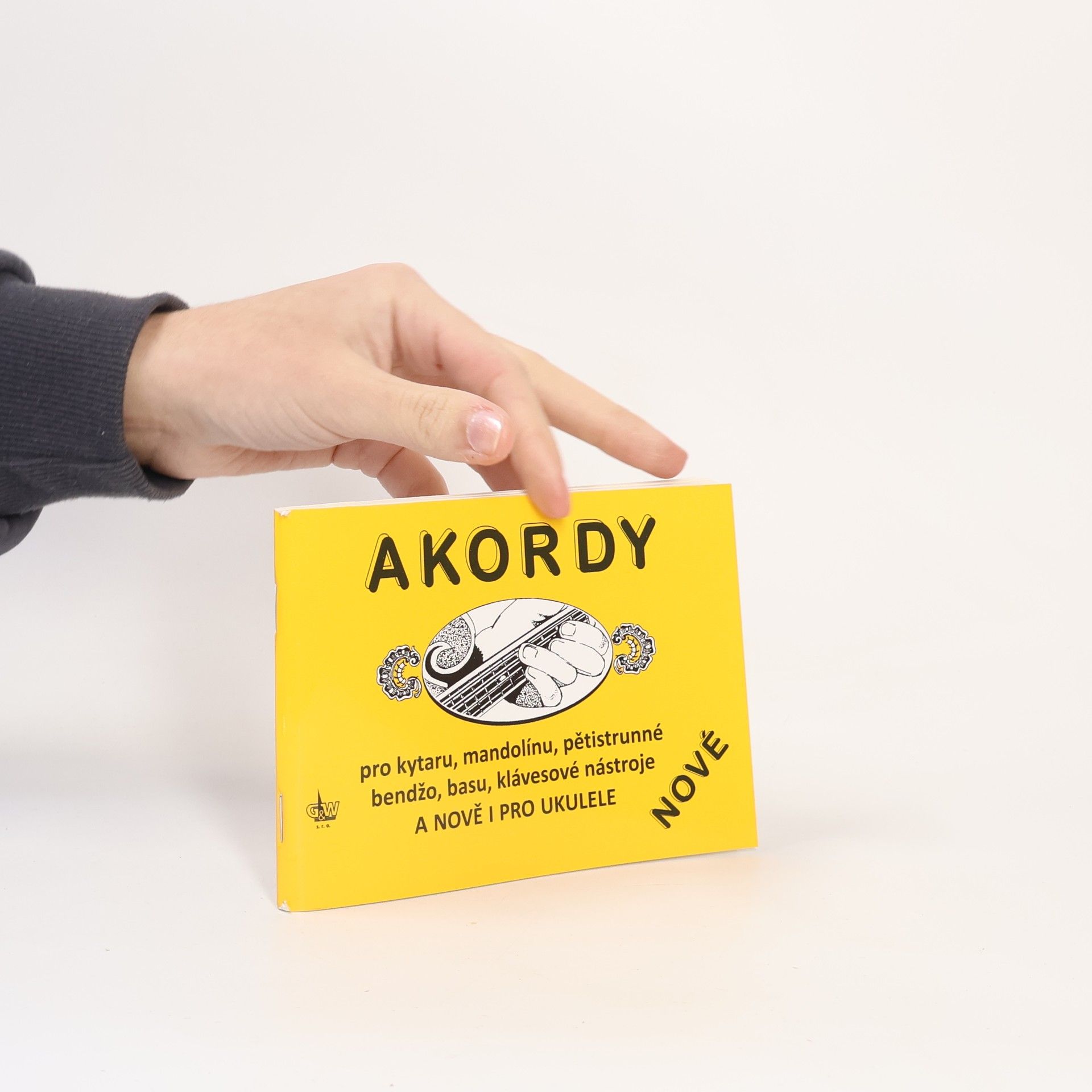 Jiří Macek Akordy pro kytaru, mandolínu, pětistrunné bendžo, basu, klávesové nástroje a nově i pro ukulele : nové Akordy