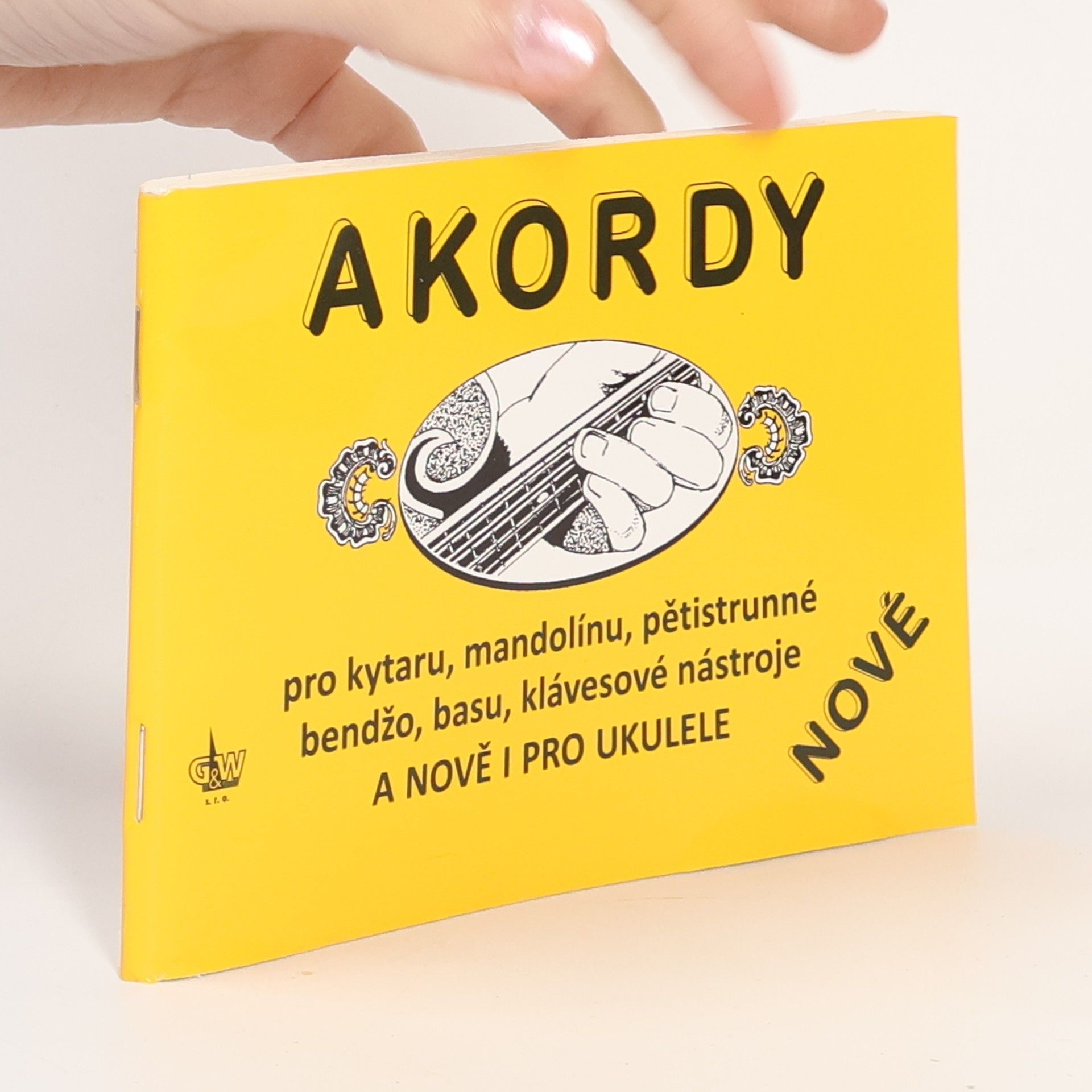 Jiří Macek Akordy pro kytaru, mandolínu, pětistrunné bendžo, basu, klávesové nástroje a nově i pro ukulele : nové Akordy