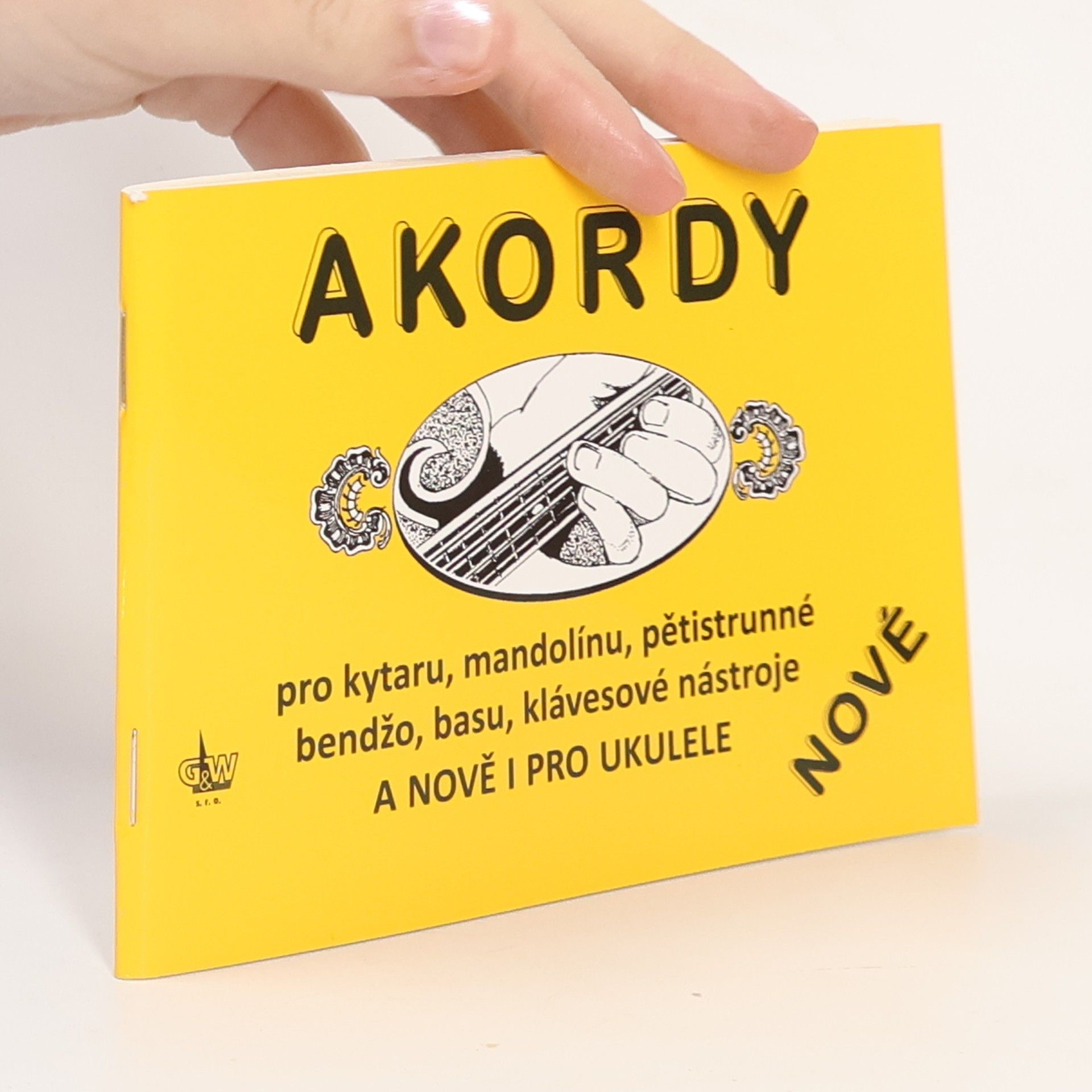 Jiří Macek Akordy pro kytaru, mandolínu, pětistrunné bendžo, basu, klávesové nástroje a nově i pro ukulele : nové Akordy