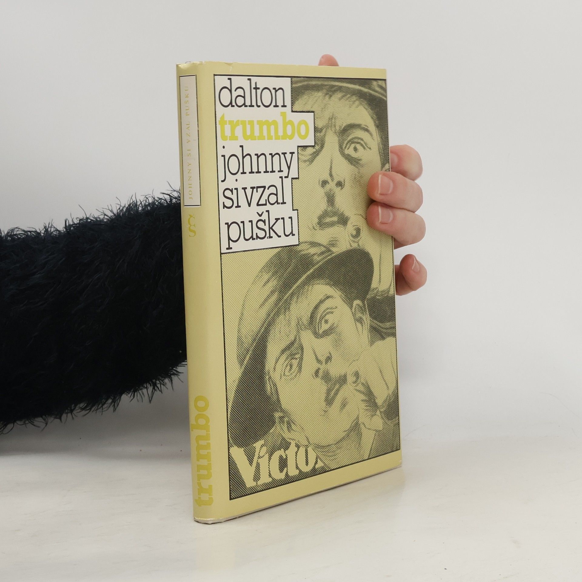 Dalton Trumbo Johnny si vzal pušku