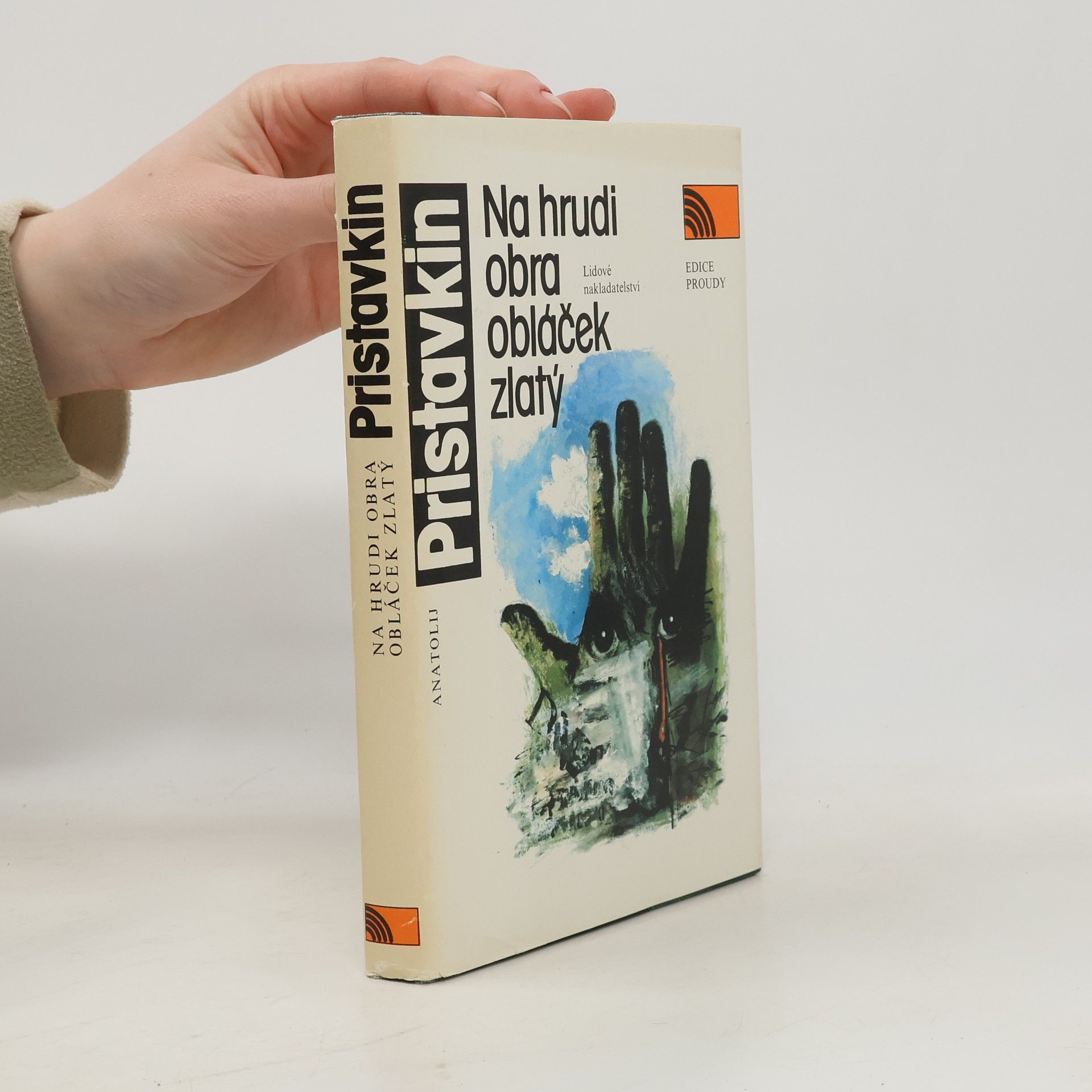 Anatolij Pristavkin Na hrudi obra obláček zlatý
