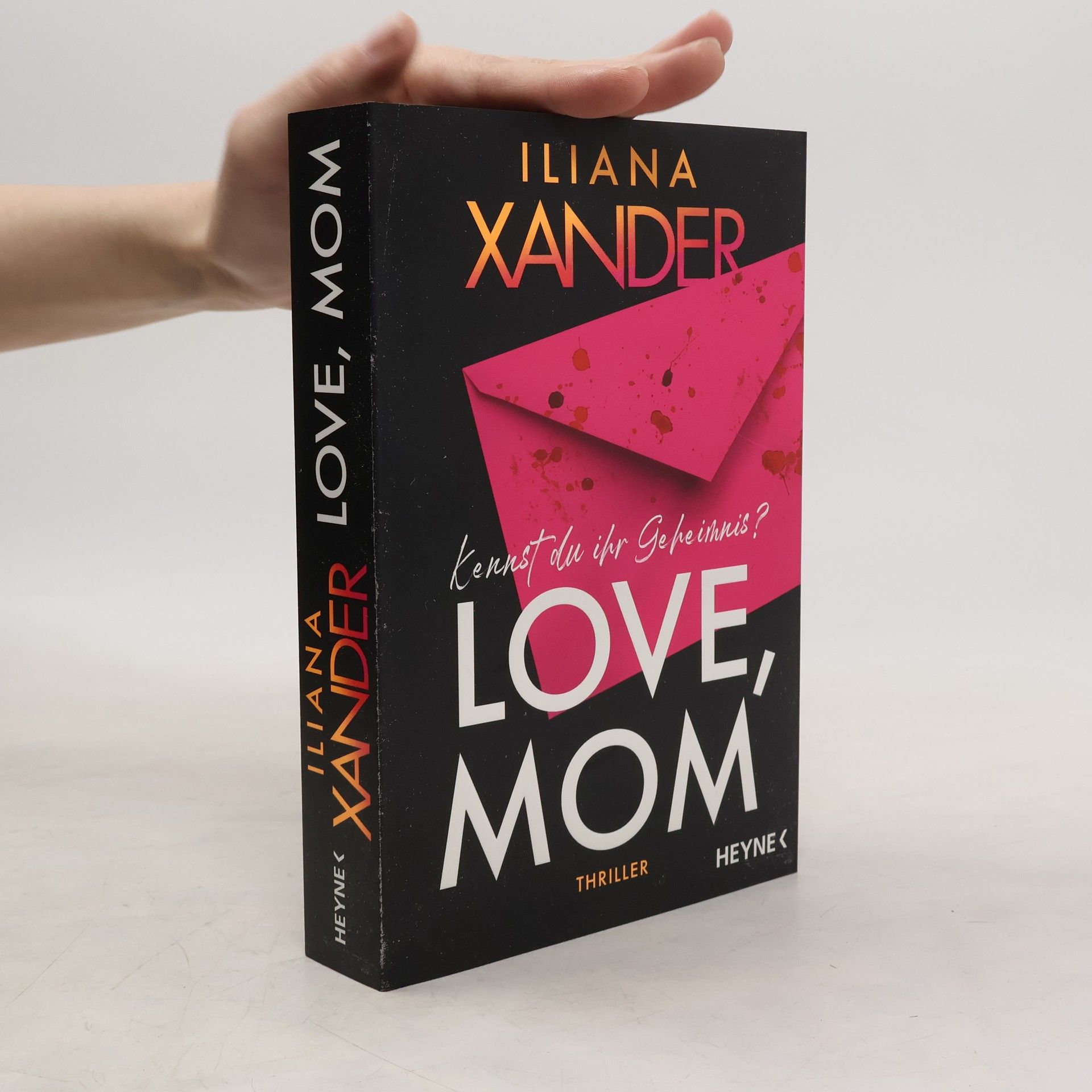 Iliana Xander Love, Mom