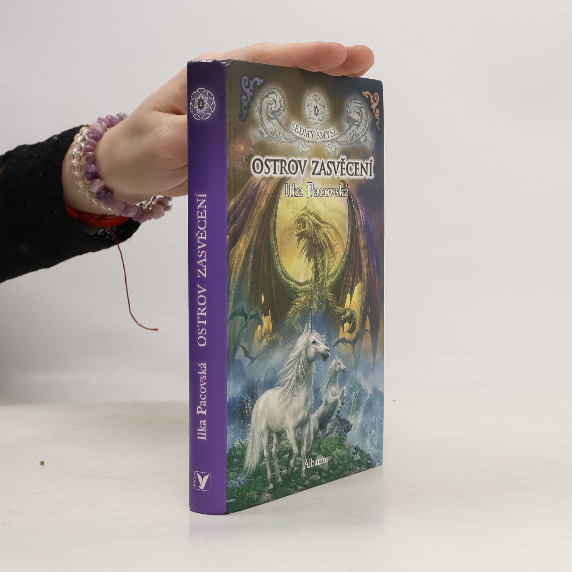 Ilka Pacovská Sedmý smysl 1., Ostrov zasvěcení