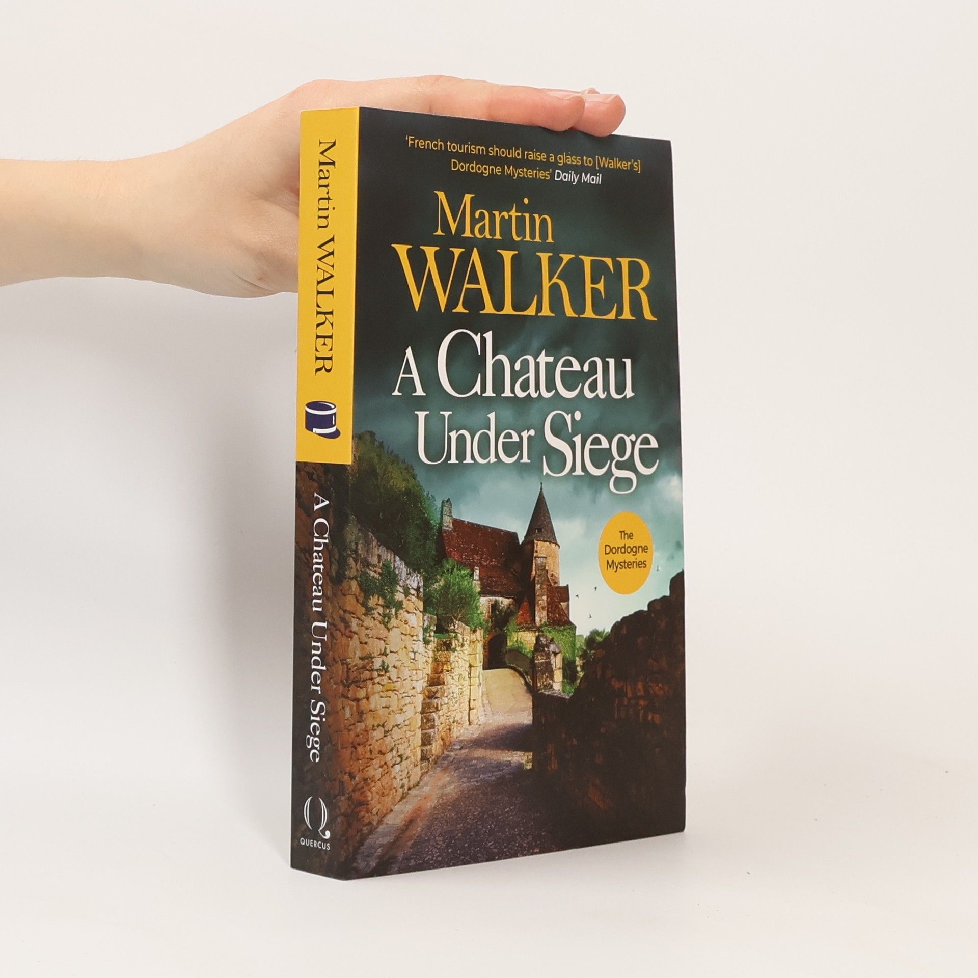 Martin Walker A Chateau Under Siege: Heartstopping new case for France´s favourite country cop