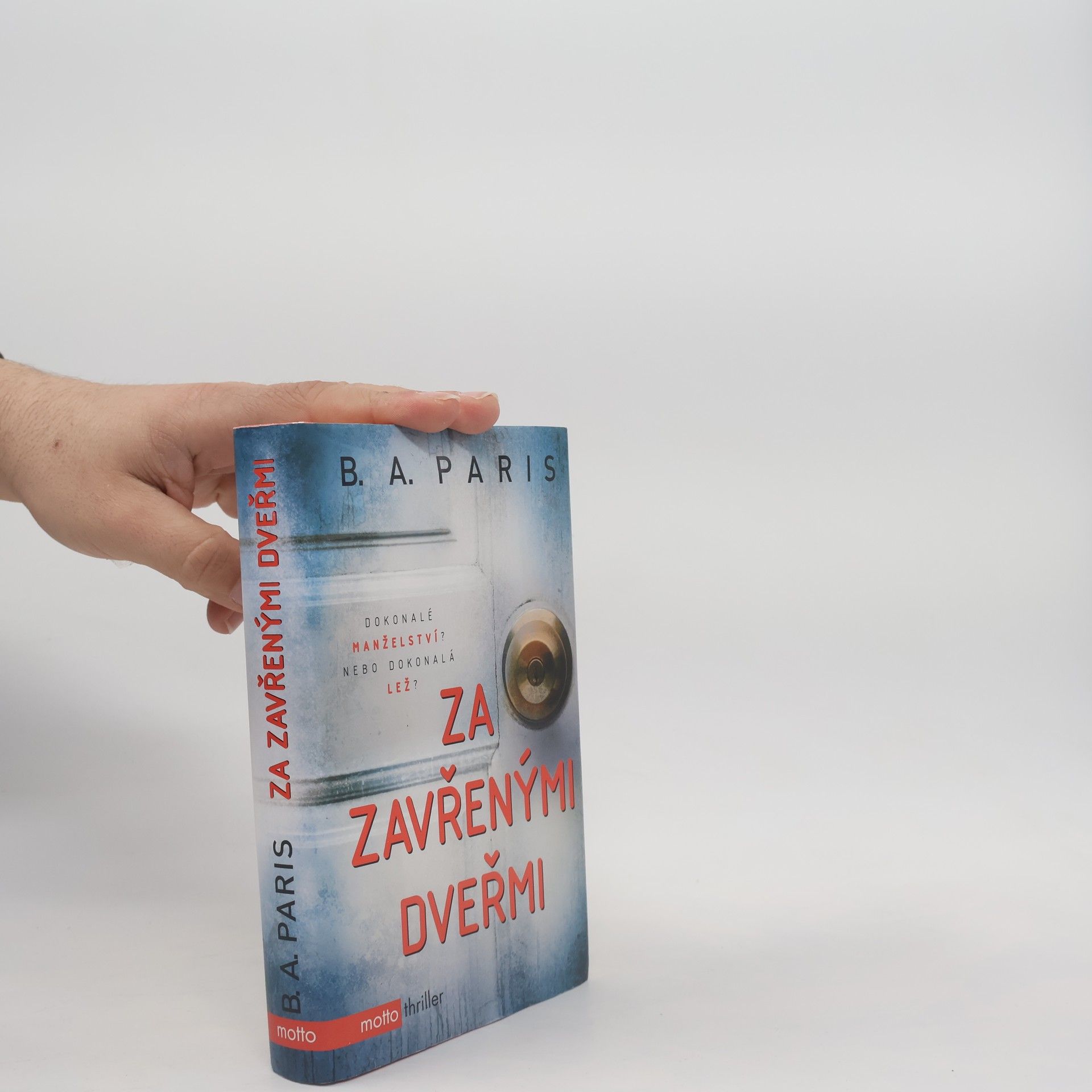 B. A. Paris Za zavřenými dveřmi
