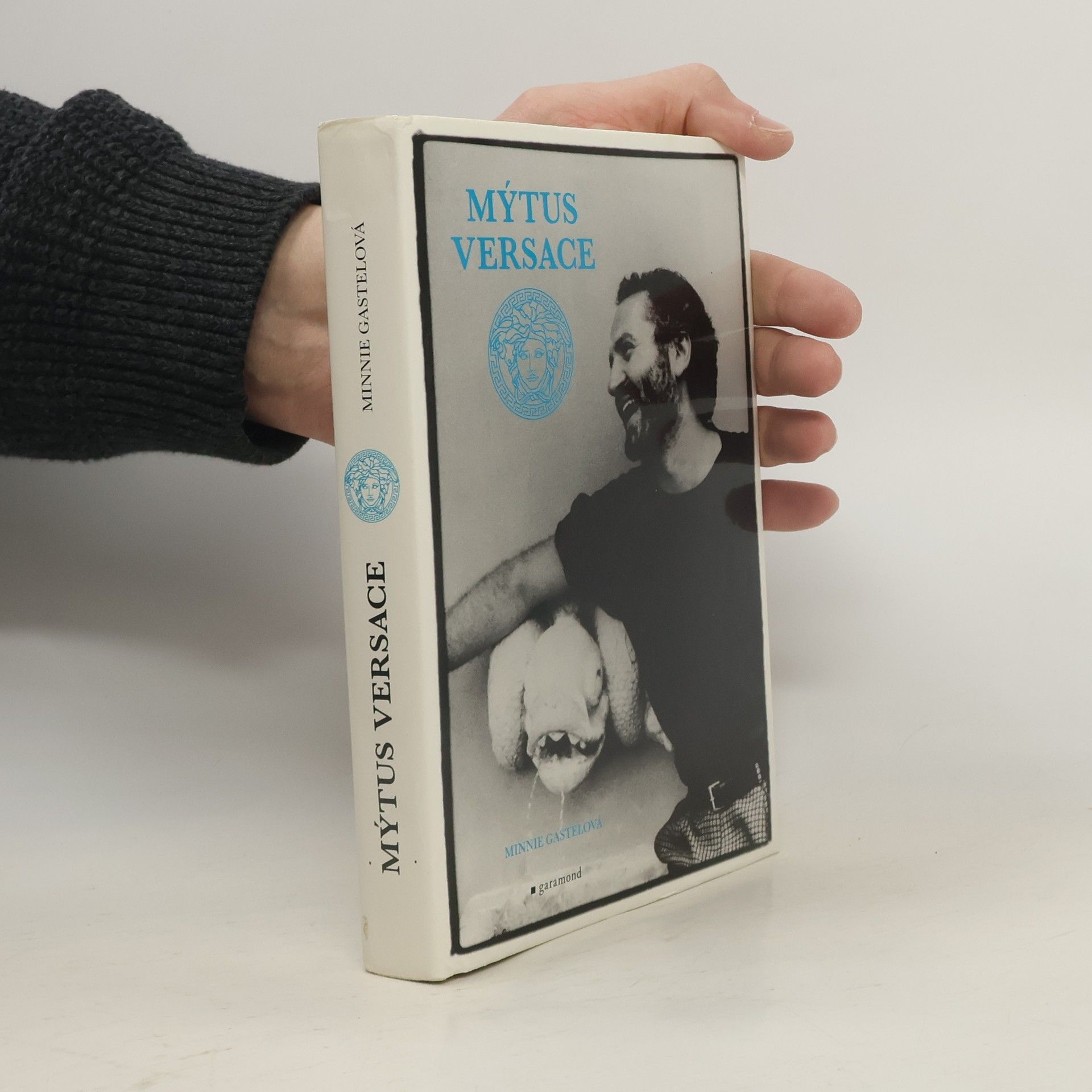 Minnie Gastel Mýtus Versace