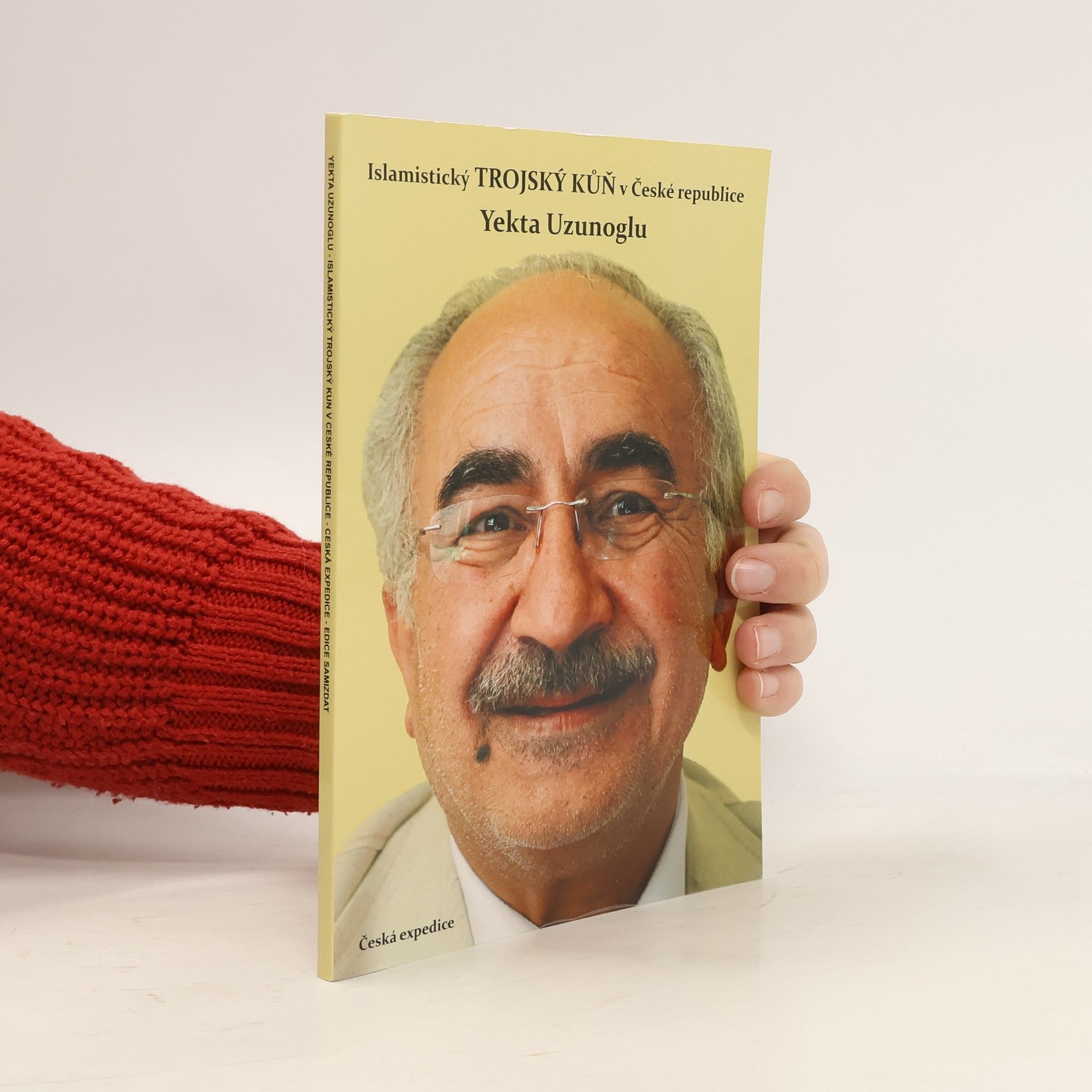 Yekta Uzunoglu Islámský trojský kůň v České republice