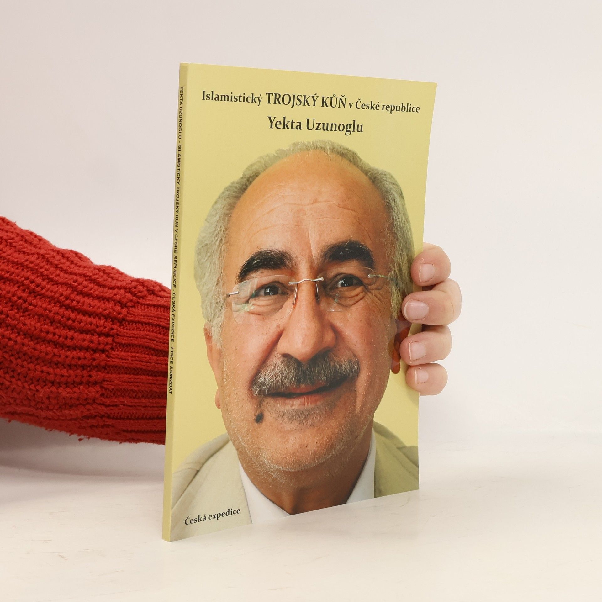 Yekta Uzunoglu Islámský trojský kůň v České republice