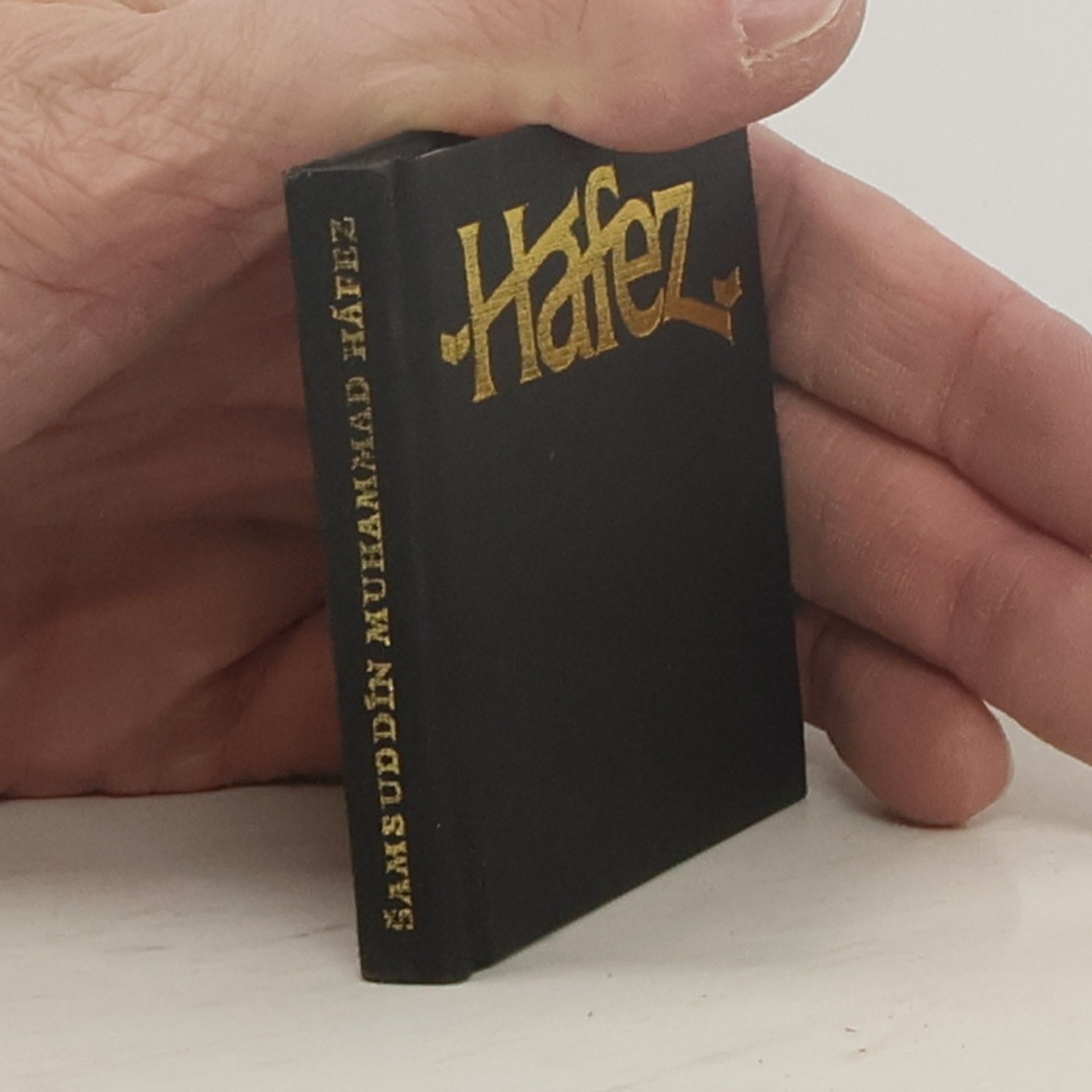 Chvádže Šamsuddín Muhammad Háfíz Co zbude z růží, když je slavík zradí