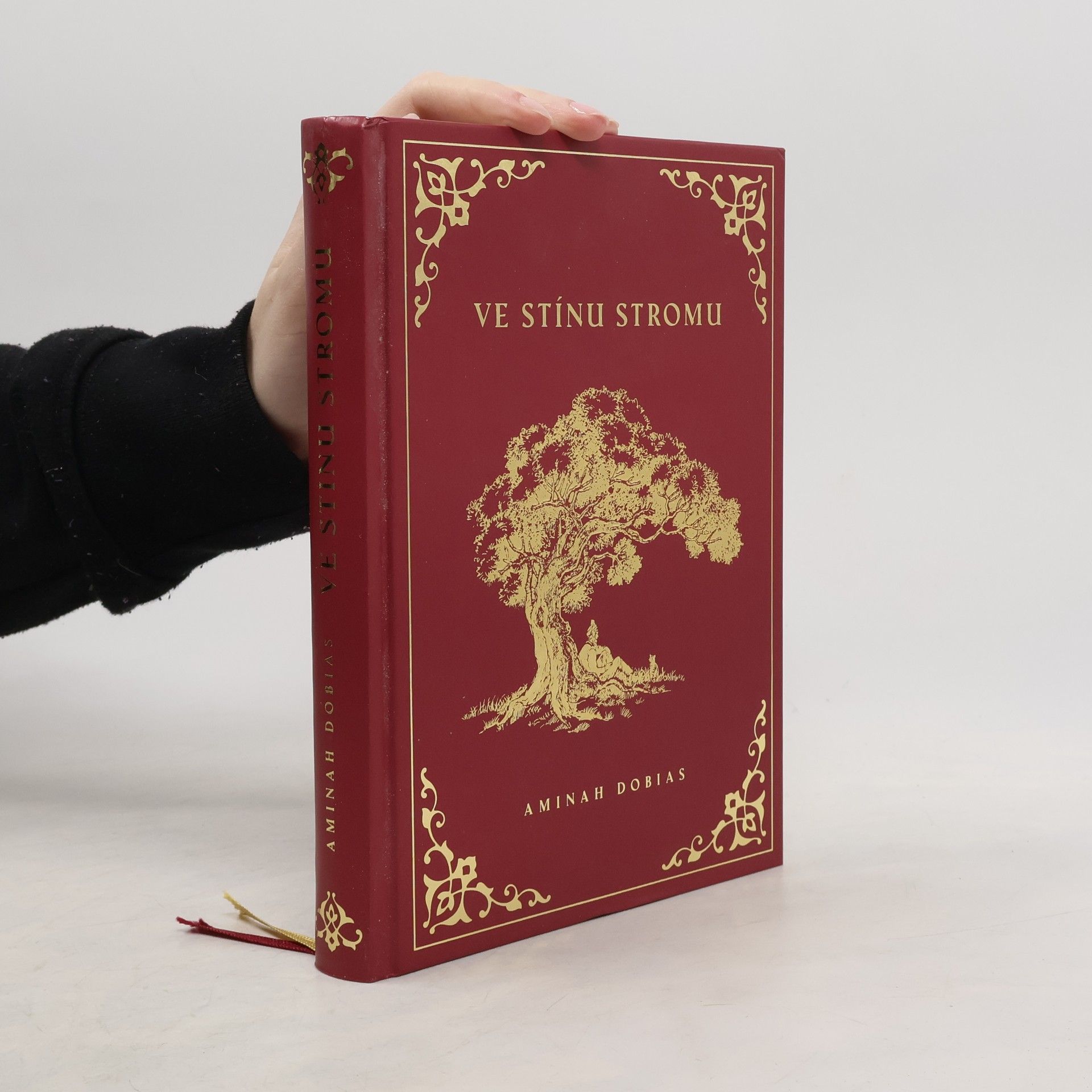Aminah Dobias Ve stínu stromu