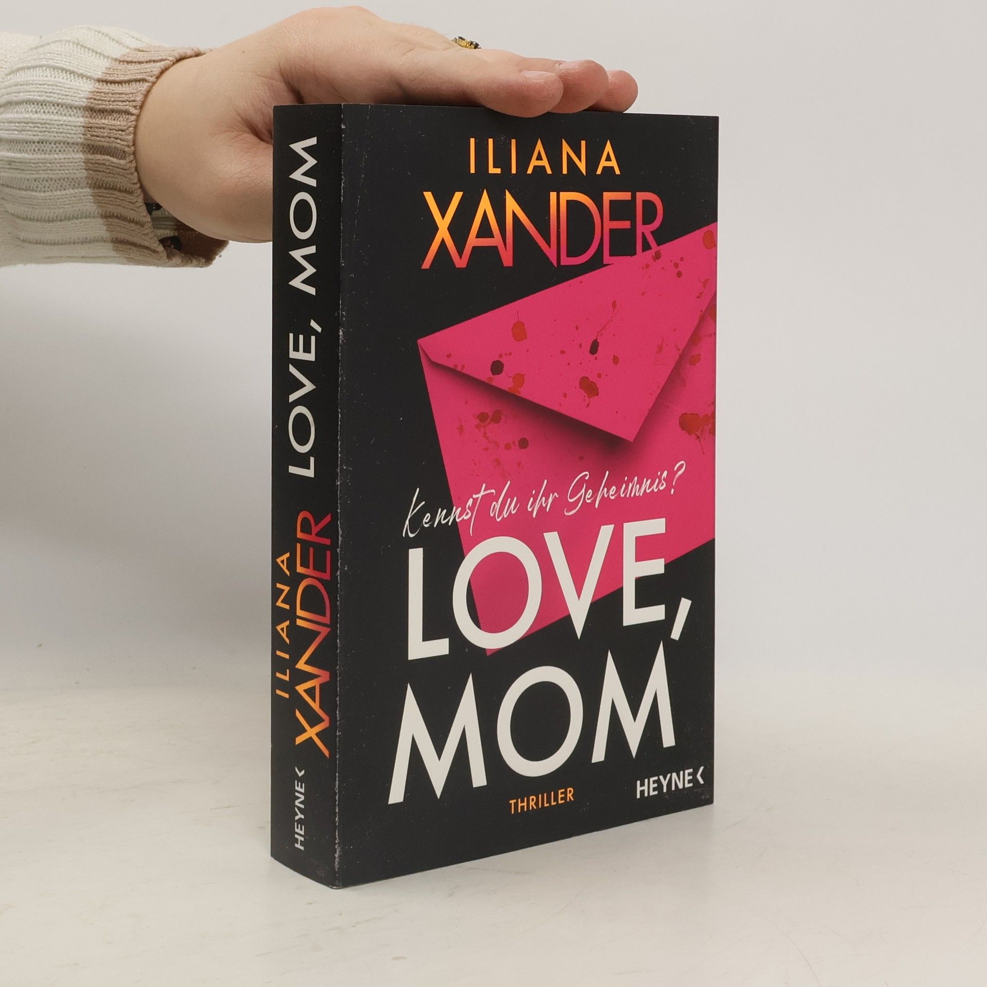 Iliana Xander Love, Mom