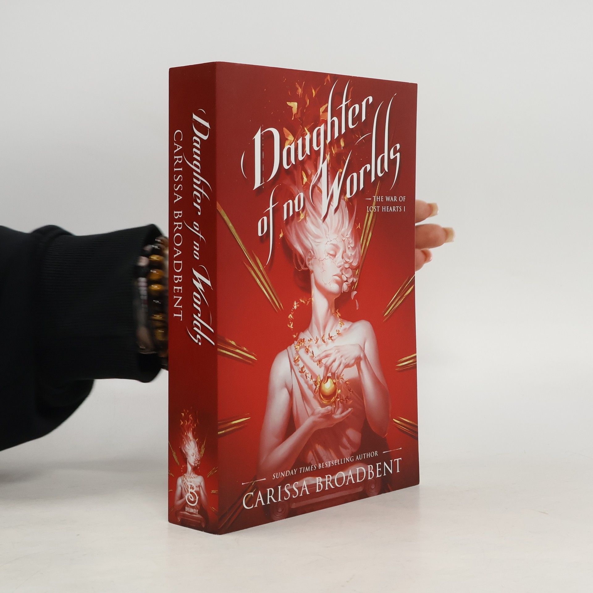 Carissa Broadbent The War of Lost Hearts - 1: Daughter of No Worlds