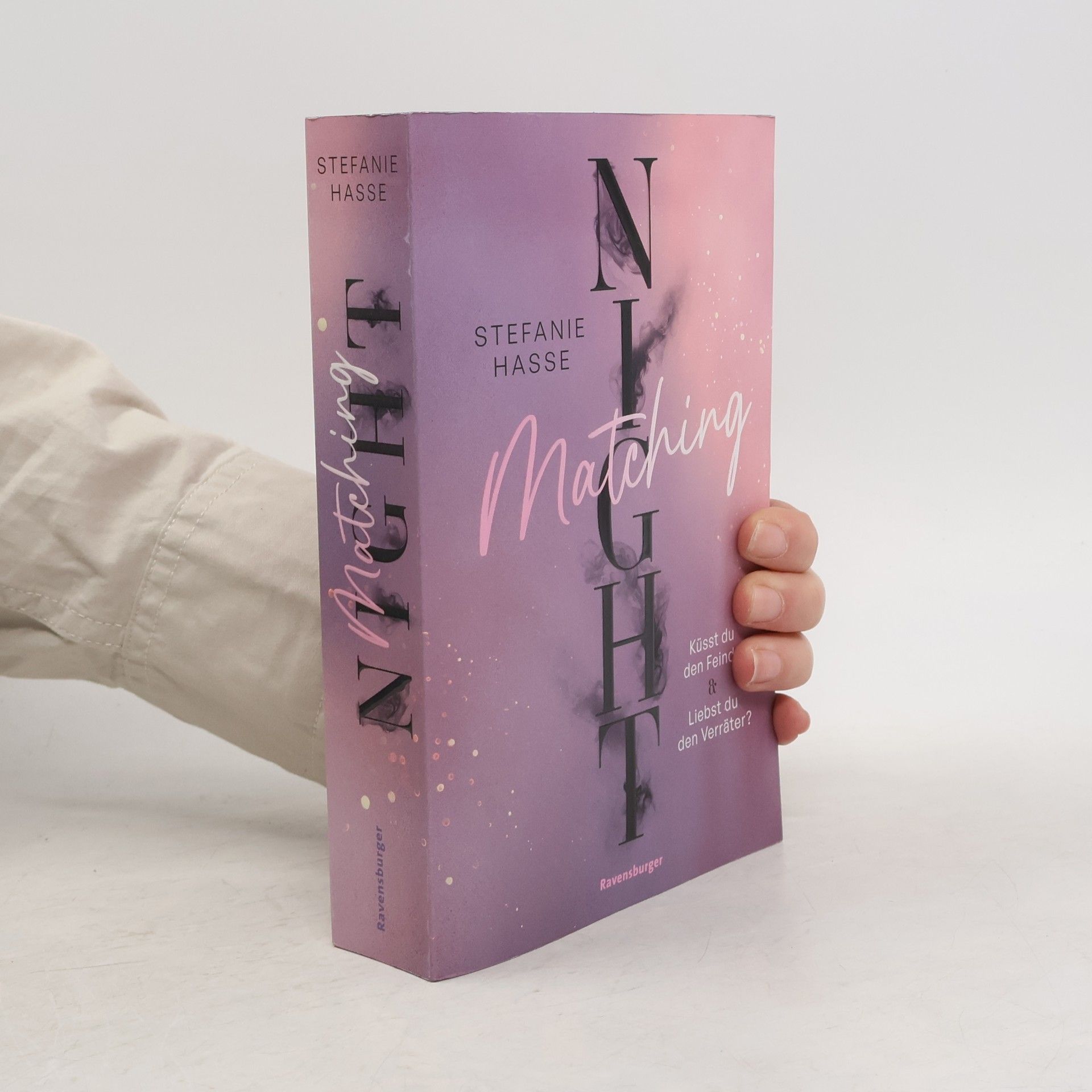 Stefanie Hasse Matching Night, Band 1 & 2: Küsst du den Feind? & Liebst du den Verräter? (Limitierte Ausgabe mit Farbschnitt Doppelband New Adult Romantic Suspense 1. Platz beim Lovelybooks Community Award)