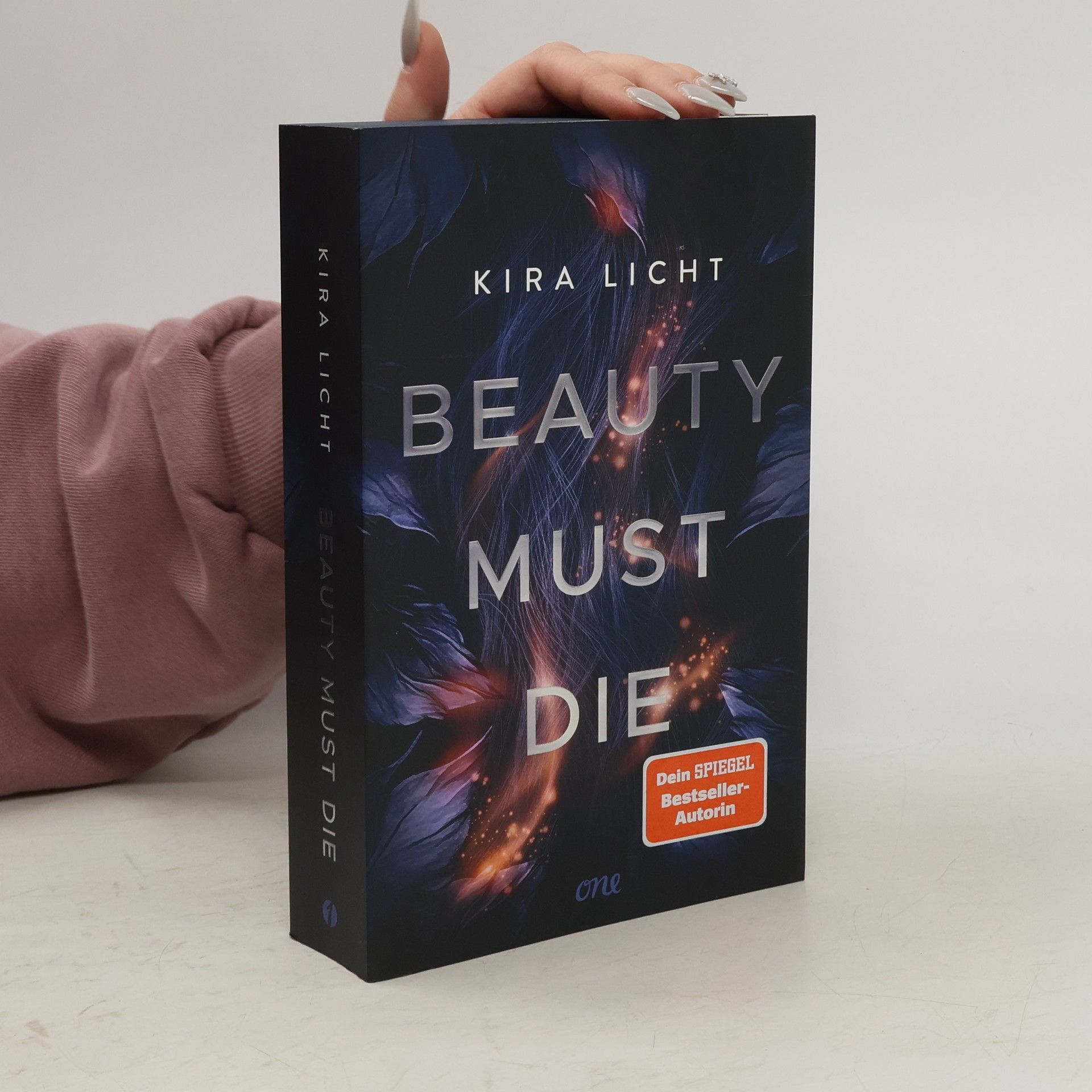 Kira Licht Beauty Must Die