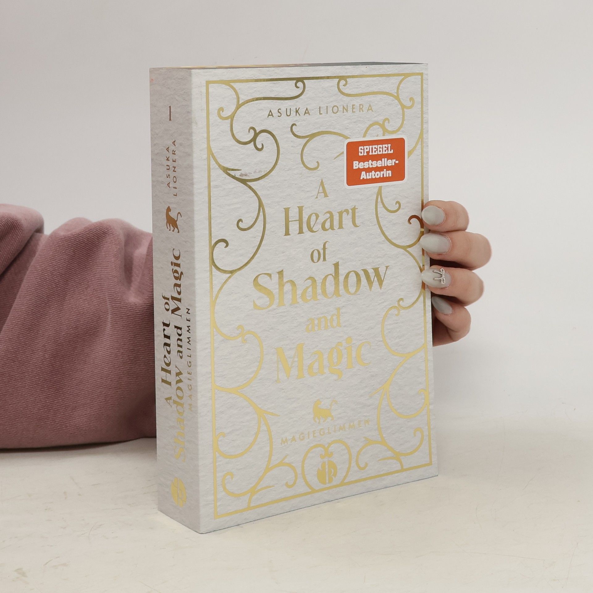 Asuka Lionera A Heart of Shadow and Magic: Magieglimmen | Mit wunderschönem Farbschnitt